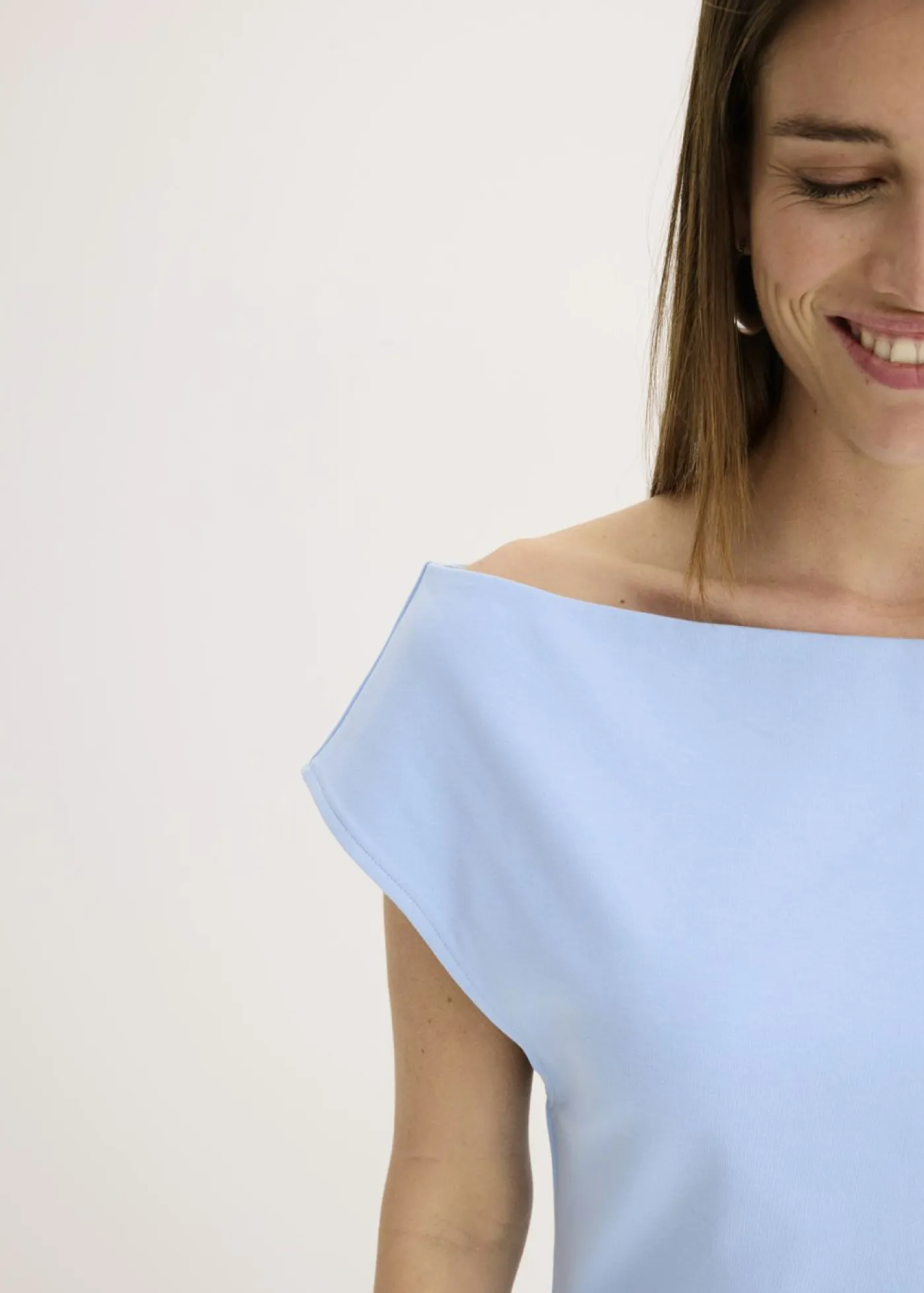 bonprix bonprix Camiseta de algodón orgánico puro con hombros al descubierto Azul claro Online
