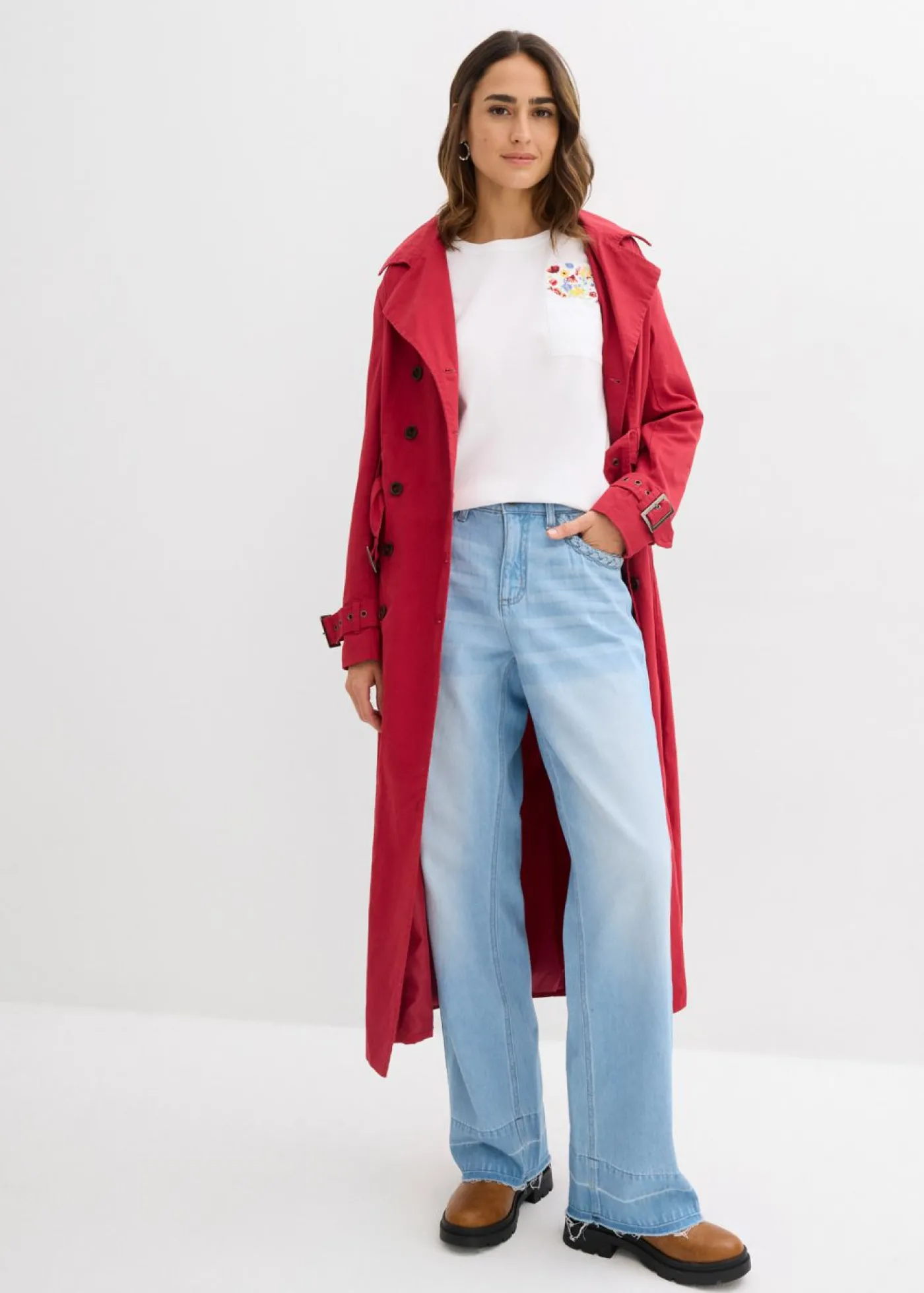 bonprix bonprix Camiseta de algodón orgánico puro con bordado blanco con flores Discount