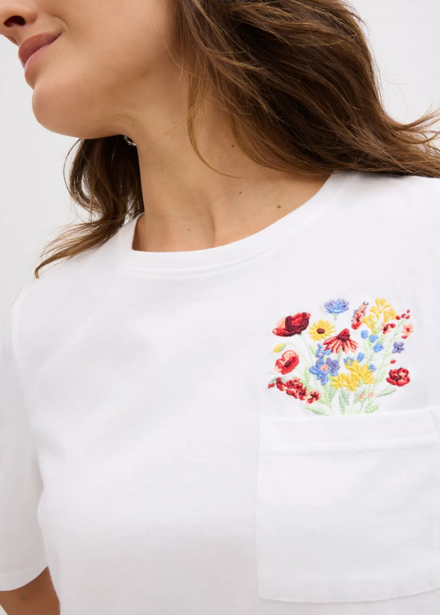 bonprix bonprix Camiseta de algodón orgánico puro con bordado blanco con flores Discount
