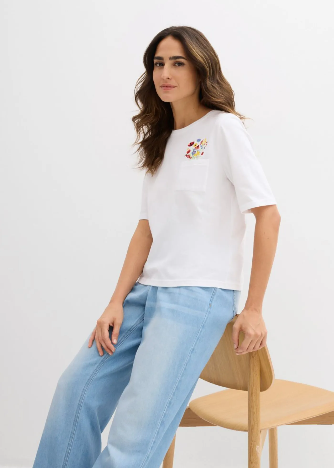 bonprix bonprix Camiseta de algodón orgánico puro con bordado blanco con flores Discount