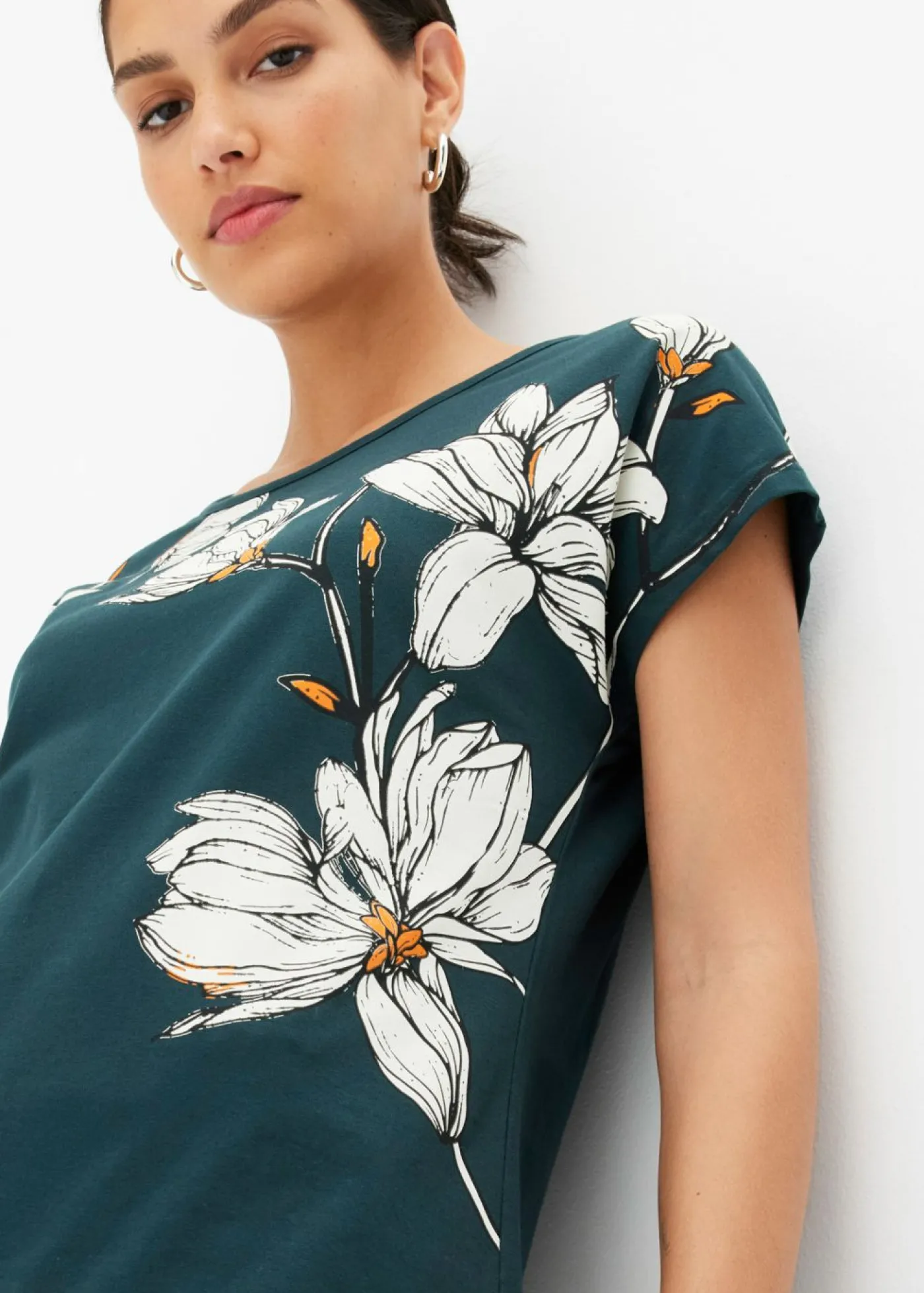 bonprix bonprix Camiseta de algodón orgánico con estampado de flores Verde intenso