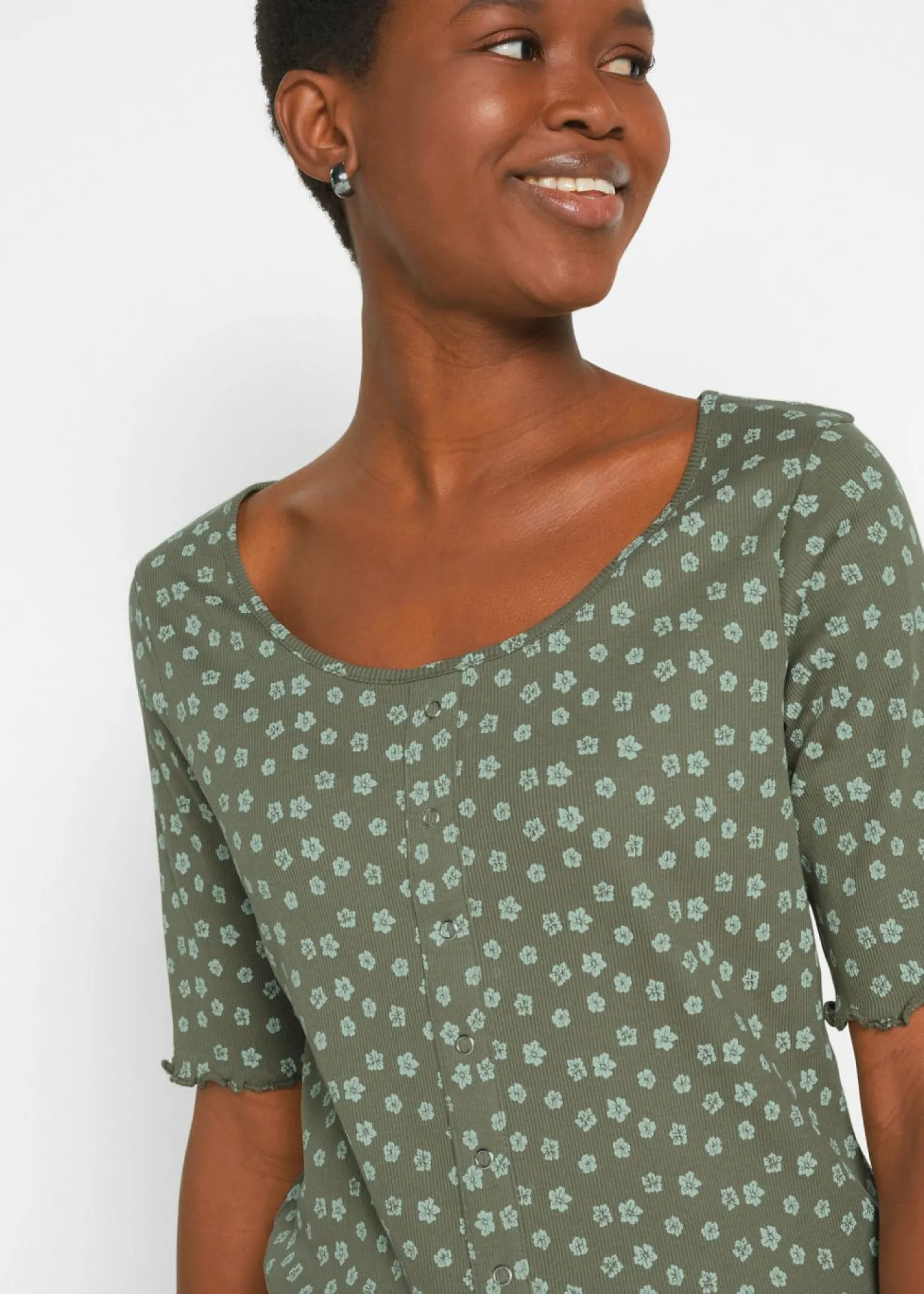 bonprix bonprix Camiseta de canalé con estampado de flores y manga corta Verde oliva de flores