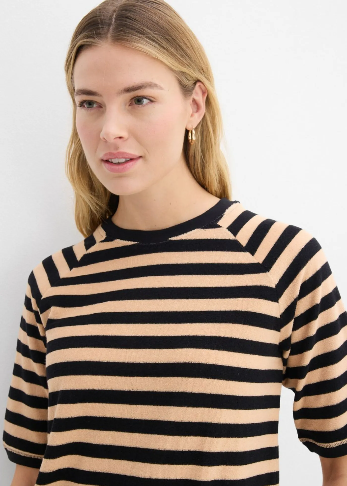 bonprix bonprix Camiseta de felpa suave negro-beige suave con rayas Hot