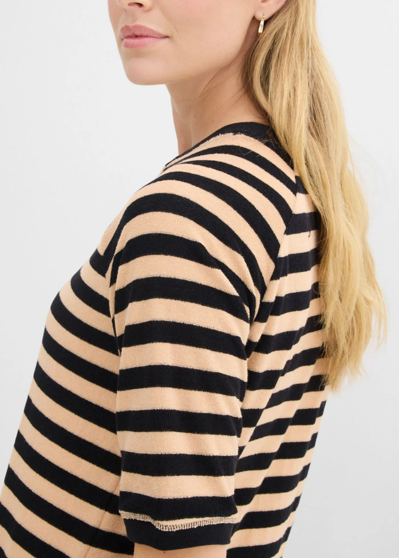 bonprix bonprix Camiseta de felpa suave negro-beige suave con rayas Hot