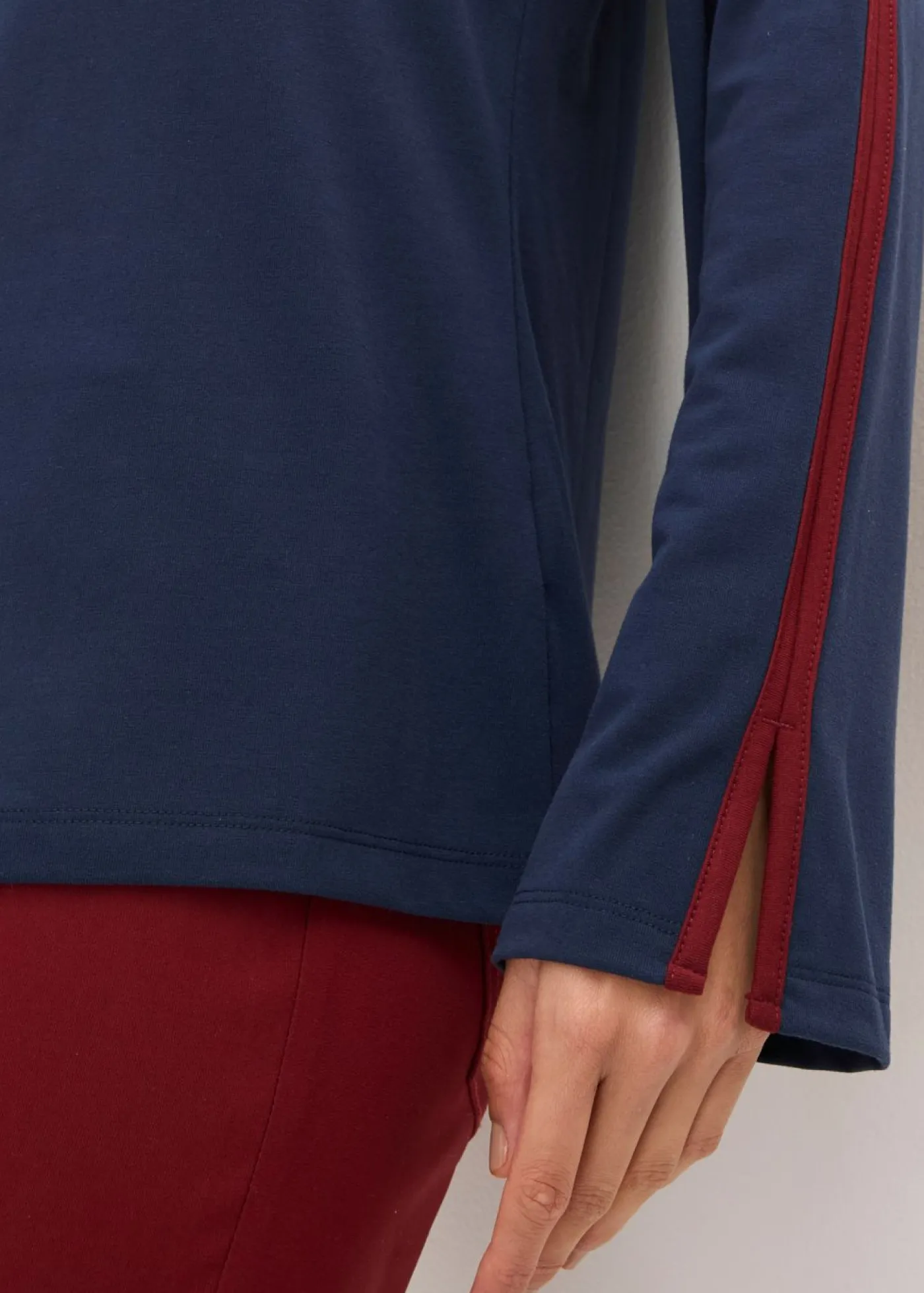 bonprix bonprix Camiseta de manga larga con abertura azul marino/rojo rubí New