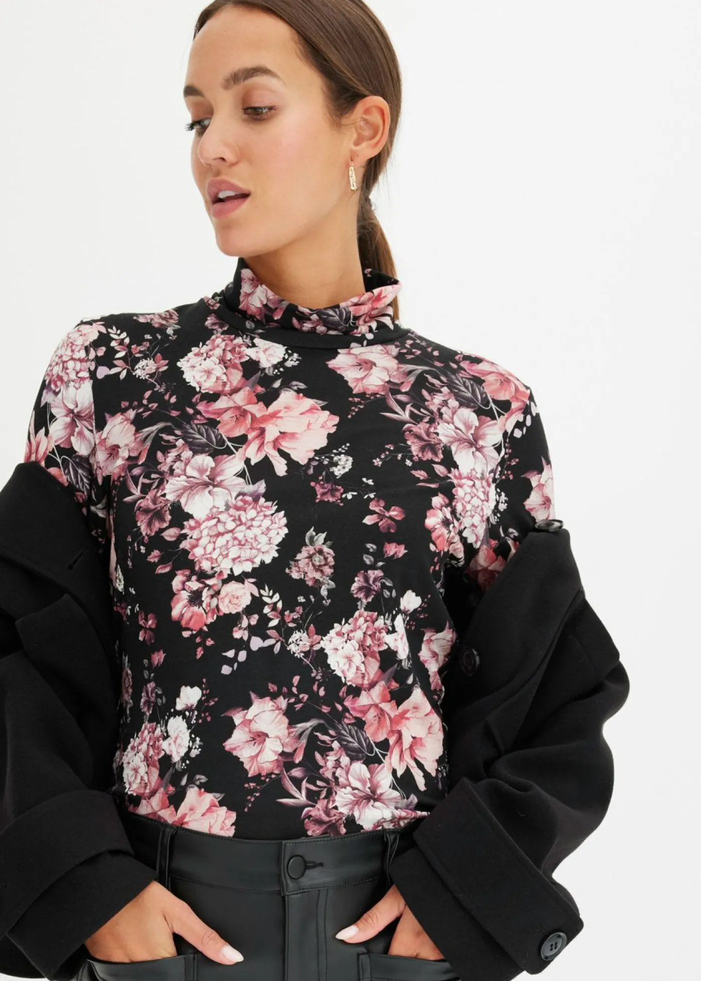 bonprix bonprix Camiseta de manga larga de suave mezcla de viscosa Negro con flores New