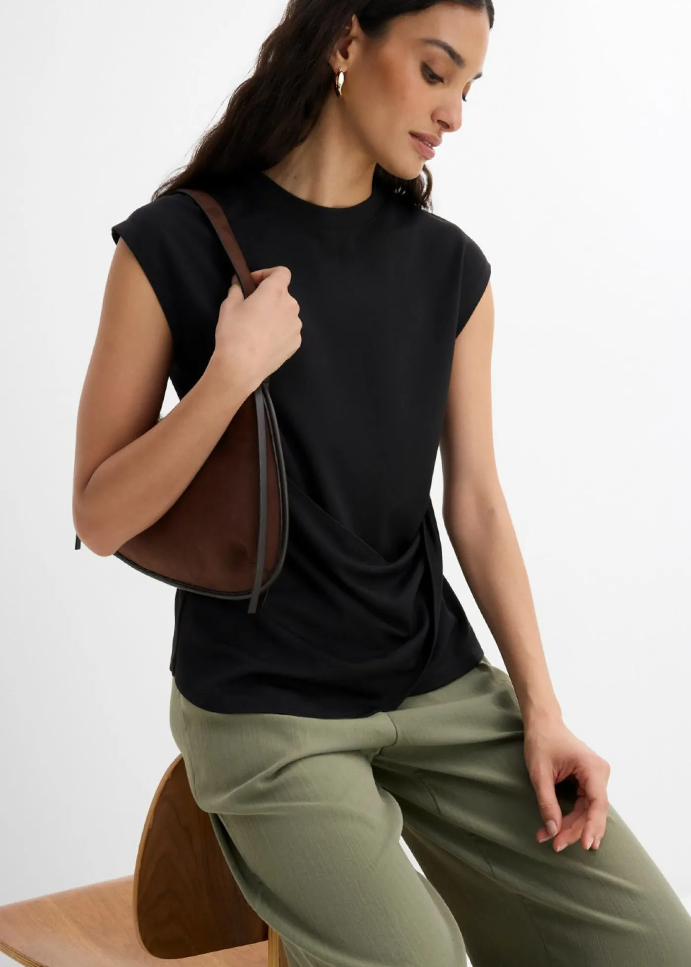bonprix bonprix Camiseta de mezcla de viscosa con dobladillo asimétrico Negro Online