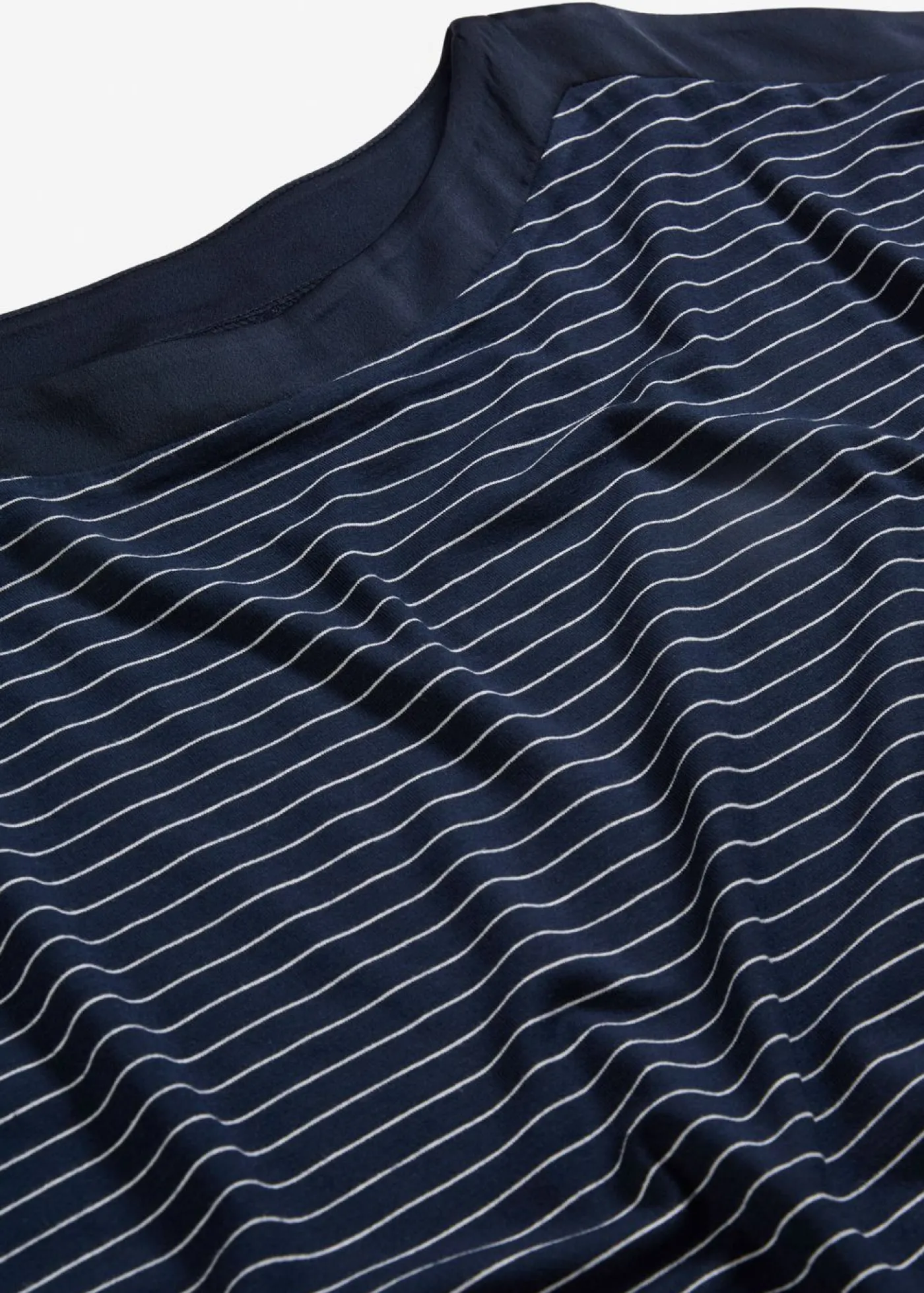 bonprix bonprix Camiseta de viscosa fluida con ribete de satén azul marino-blanco con rayas Outlet