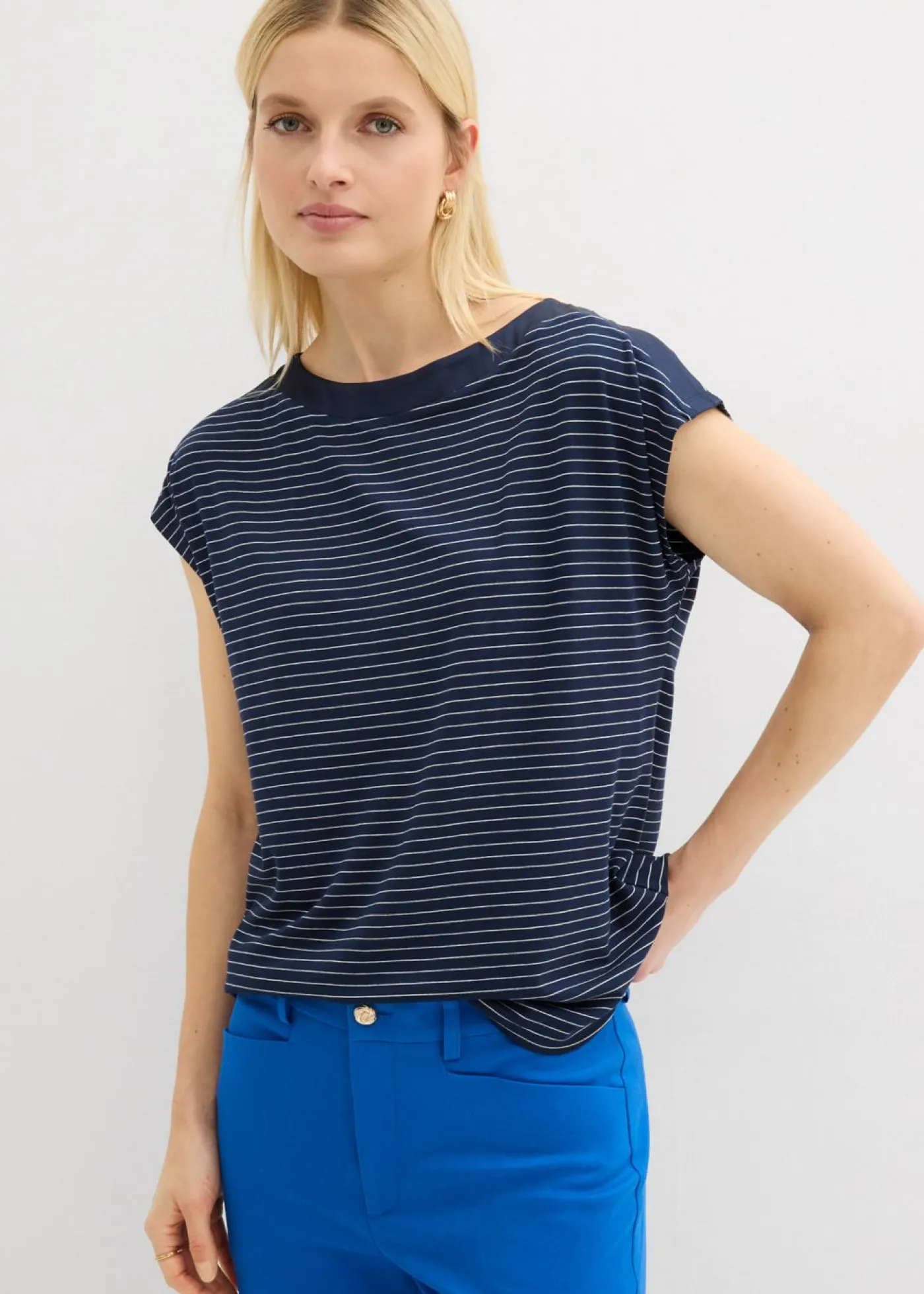 bonprix bonprix Camiseta de viscosa fluida con ribete de satén azul marino-blanco con rayas Outlet