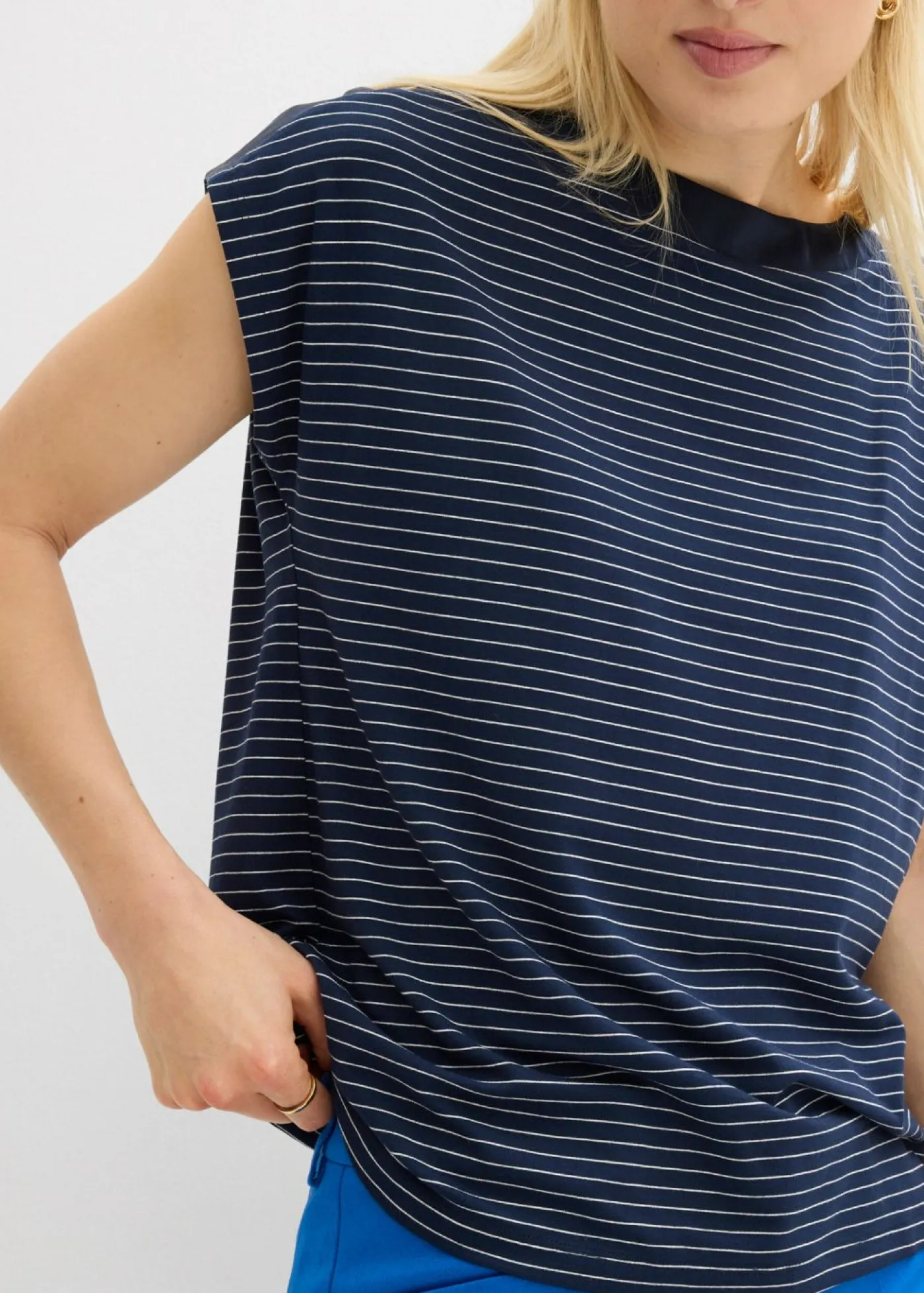 bonprix bonprix Camiseta de viscosa fluida con ribete de satén azul marino-blanco con rayas Outlet