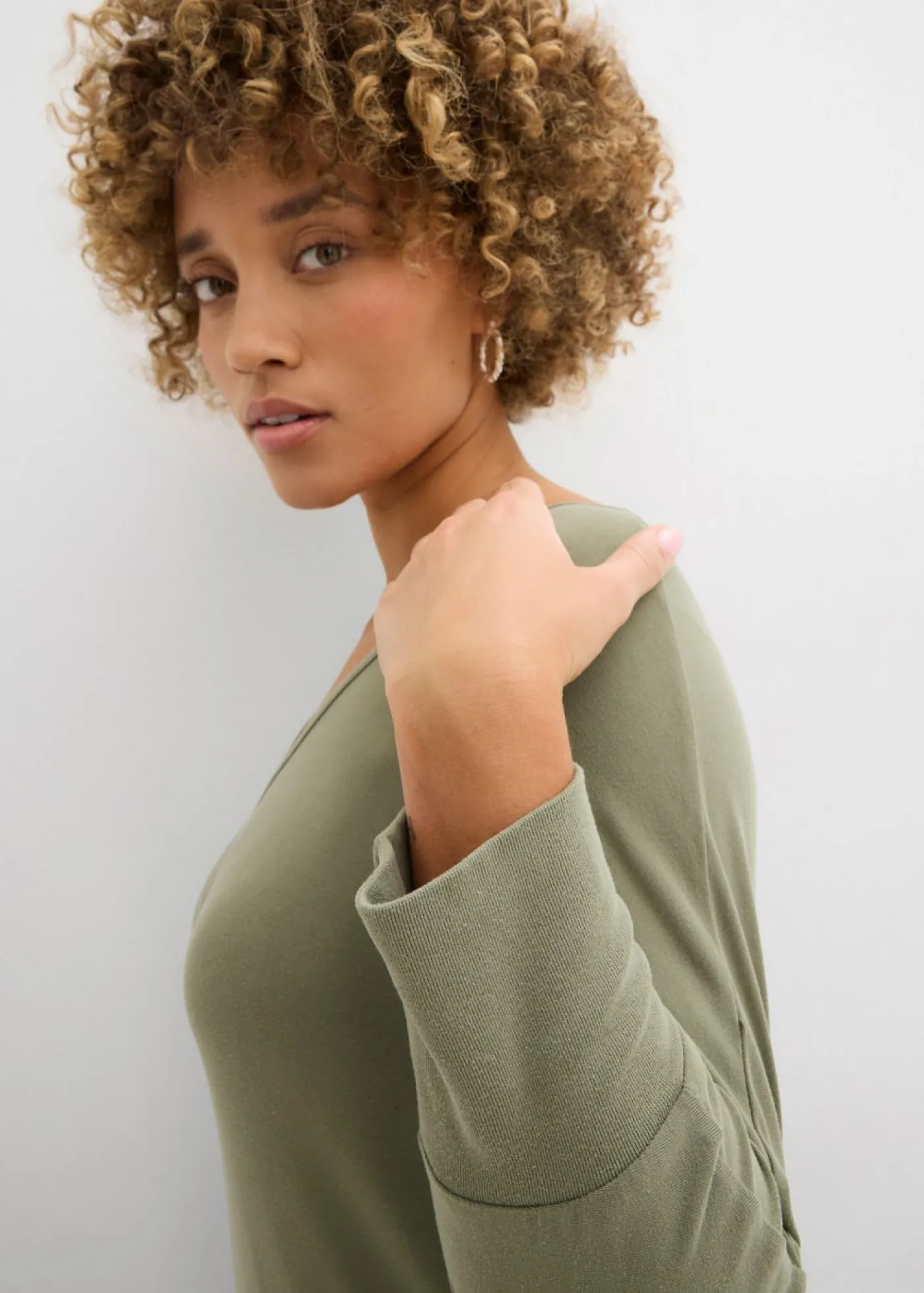 bonprix bonprix Camiseta holgada de viscosa fluida Verde oliva