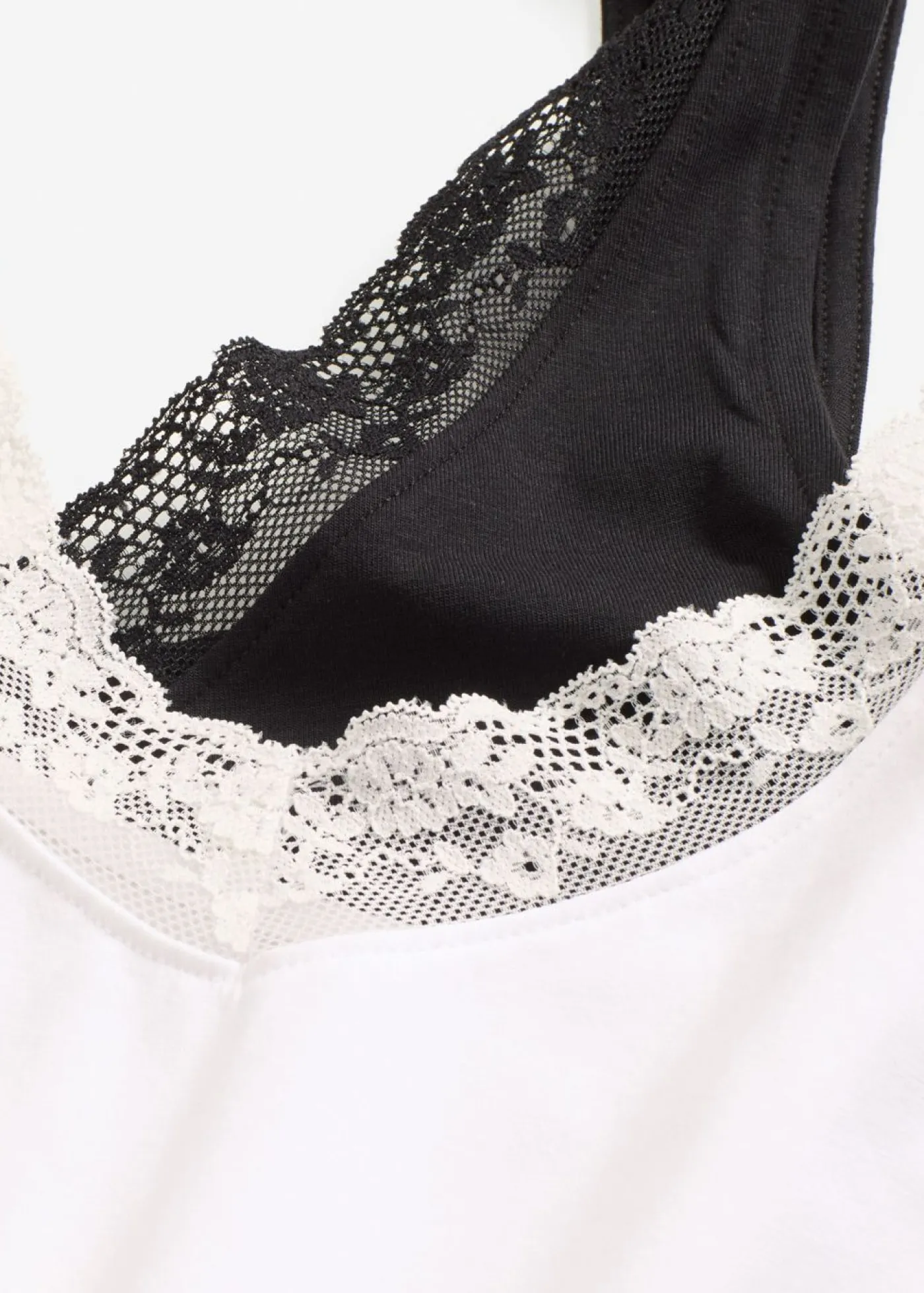bonprix bonprix Camiseta interior de algodón orgánico y encaje (2 unidades) Negro-blanco