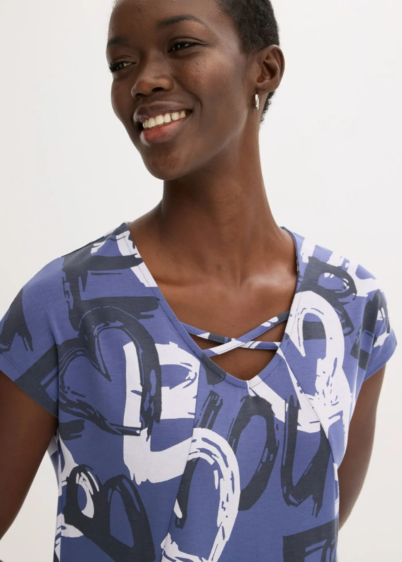 bonprix bonprix Camiseta larga Índigo/azul oscuro/beige natural estampado Hot
