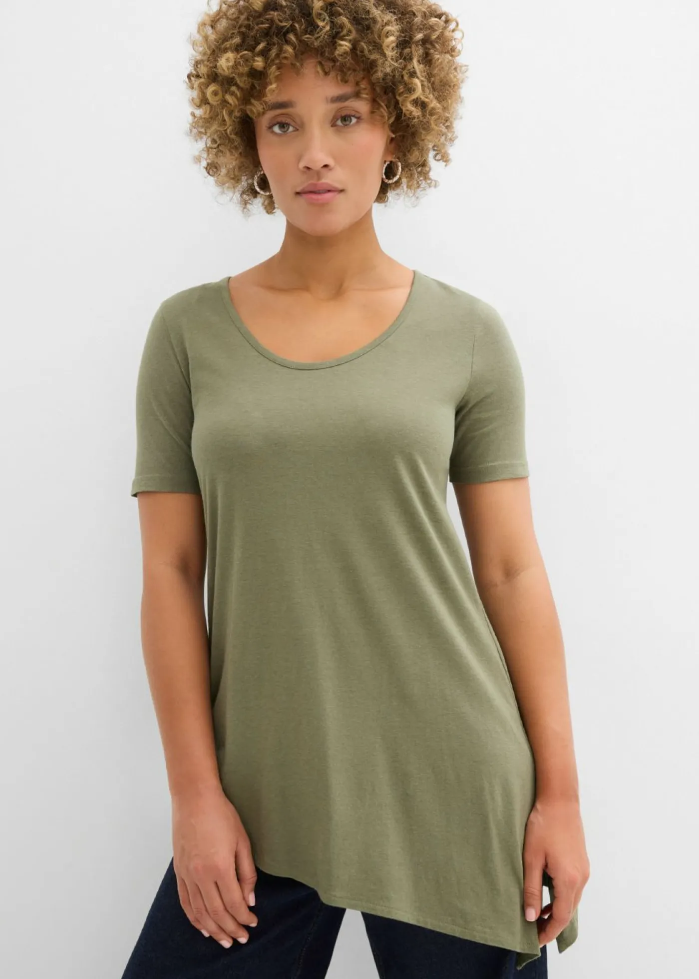 bonprix bonprix Camiseta larga asimétrica de mezcla de algodón y viscosa Verde oliva