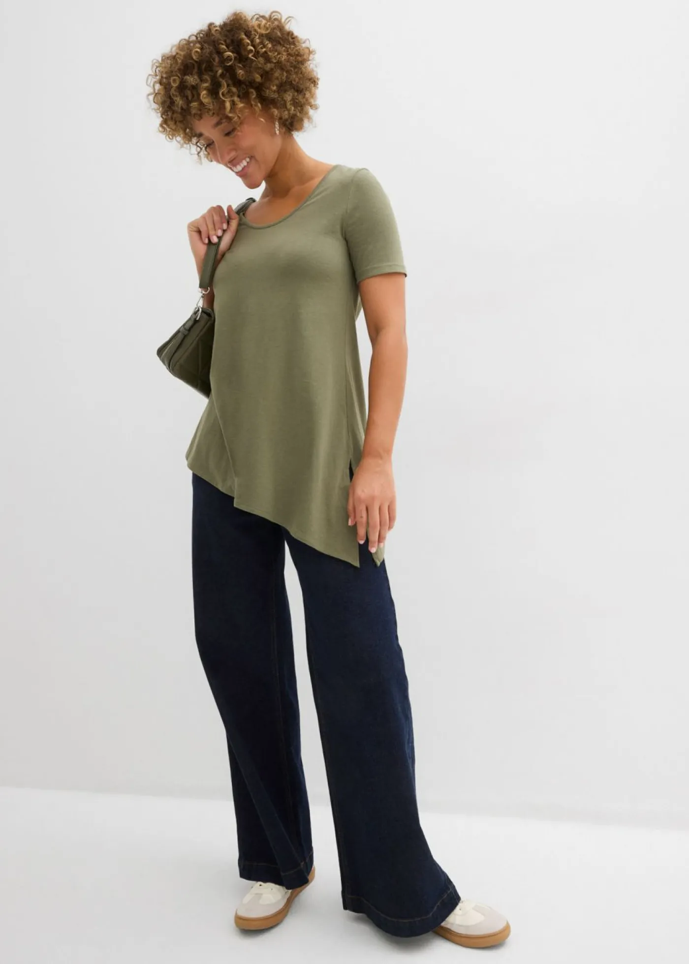 bonprix bonprix Camiseta larga asimétrica de mezcla de algodón y viscosa Verde oliva