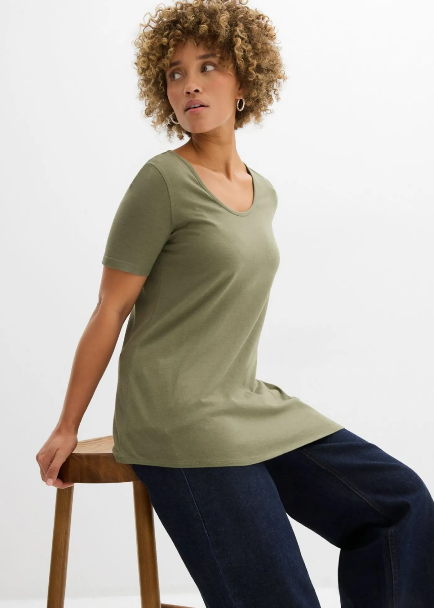 bonprix bonprix Camiseta larga asimétrica de mezcla de algodón y viscosa Verde oliva