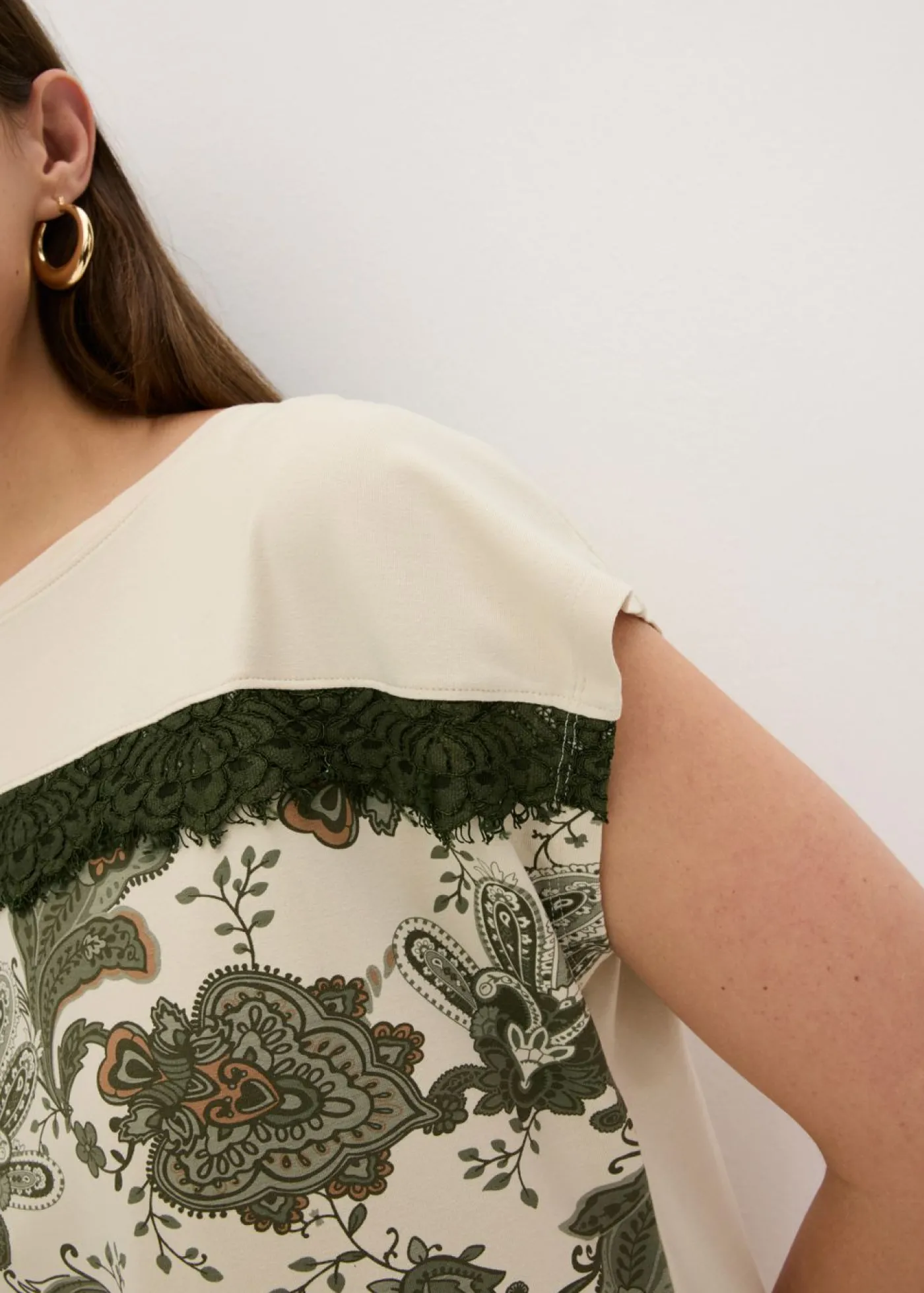 bonprix bonprix Camiseta oversize con cinta de encaje crudo-verde oliva Clearance