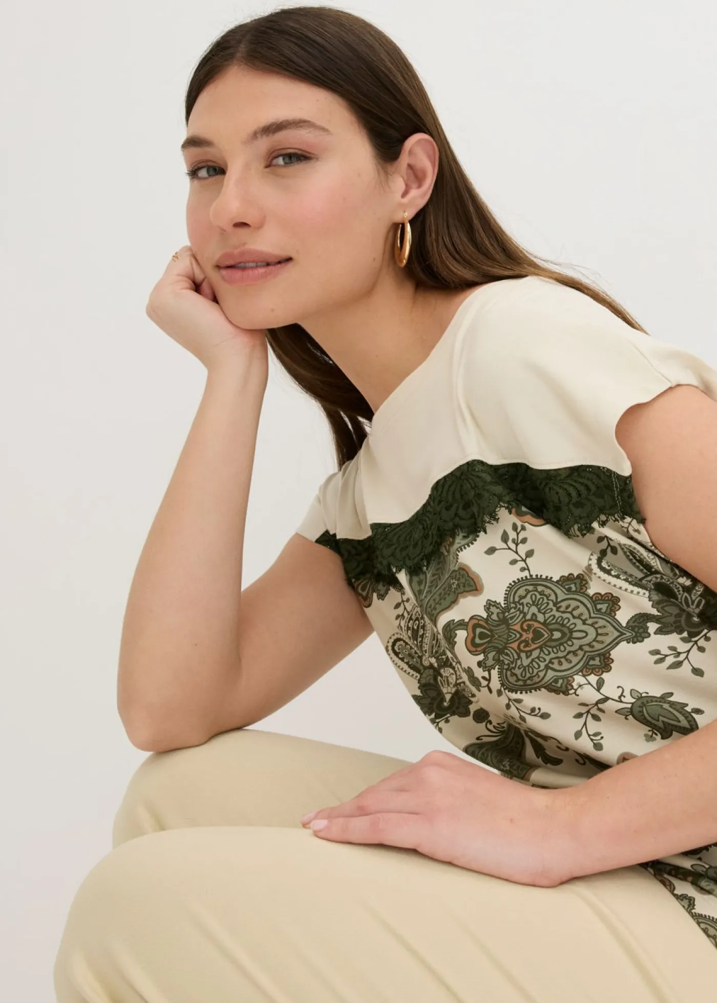 bonprix bonprix Camiseta oversize con cinta de encaje crudo-verde oliva Clearance