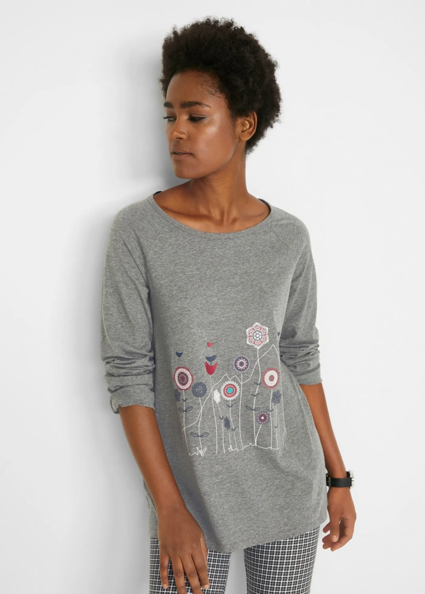 bonprix bonprix Camiseta oversize con cuello redondo Gris jaspeado con flores New