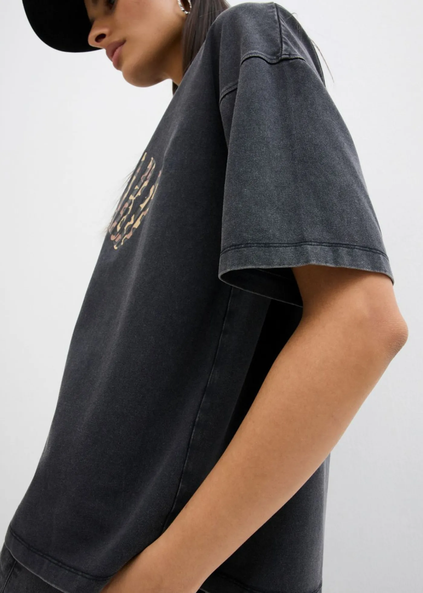 bonprix bonprix Camiseta oversize en suave mezcla de algodón Negro estampado con lavado desgastado Best