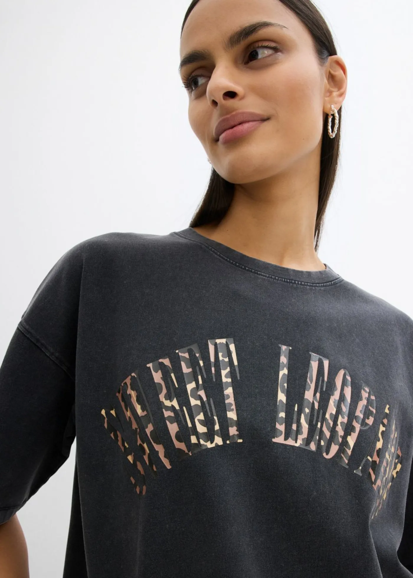bonprix bonprix Camiseta oversize en suave mezcla de algodón Negro estampado con lavado desgastado Best