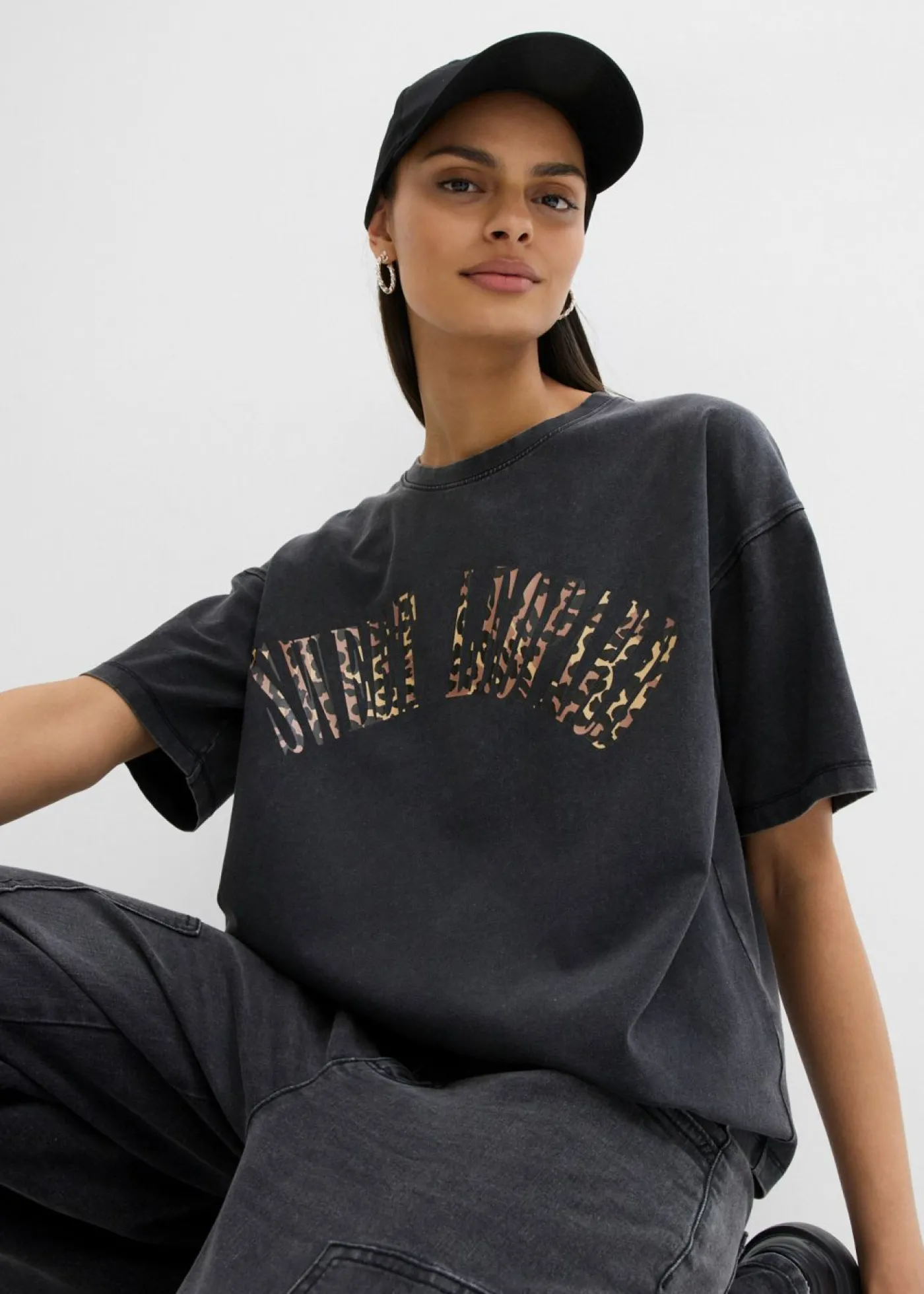 bonprix bonprix Camiseta oversize en suave mezcla de algodón Negro estampado con lavado desgastado Best