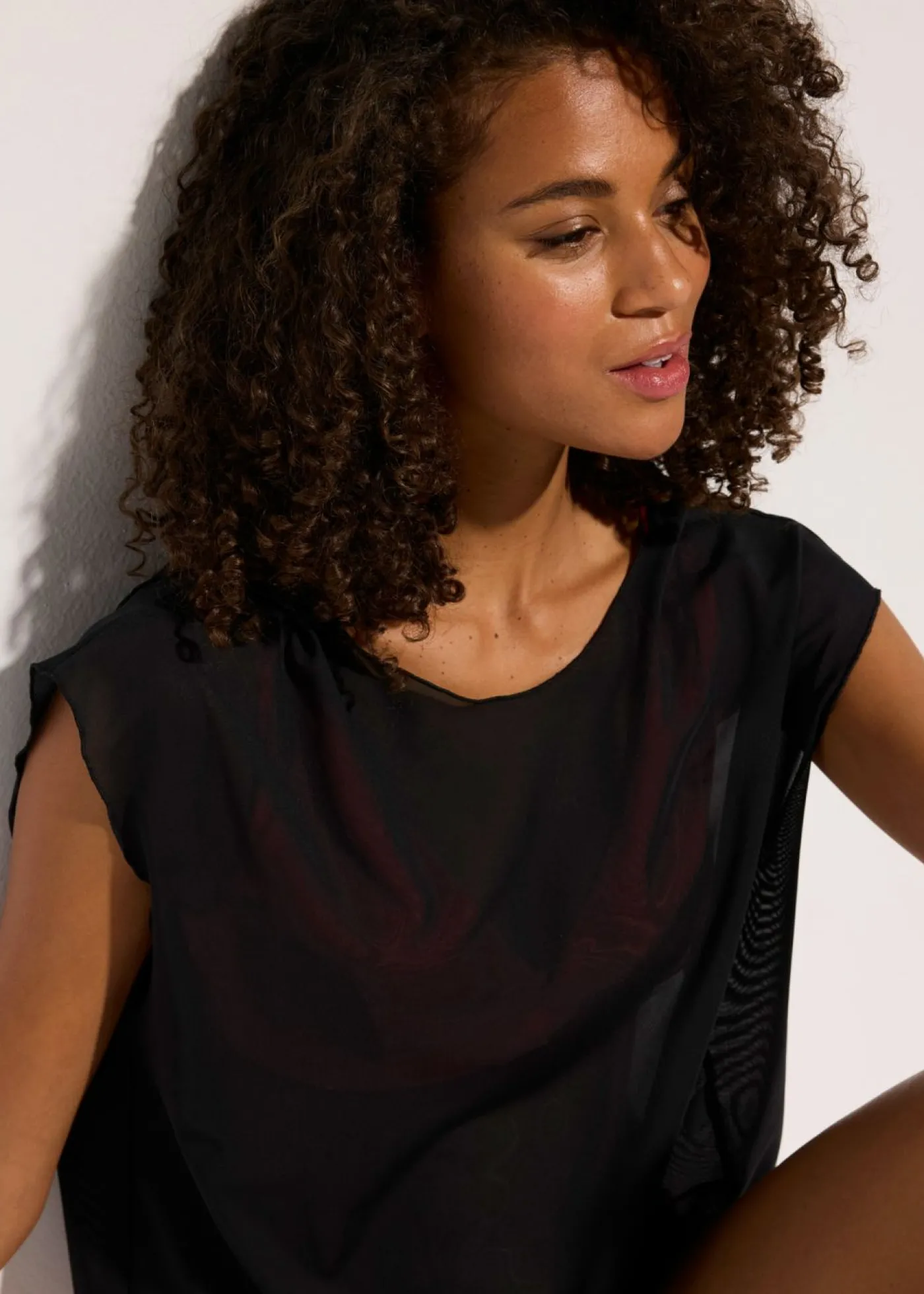 bonprix bonprix Camiseta transparente con capucha para la playa Negro Best