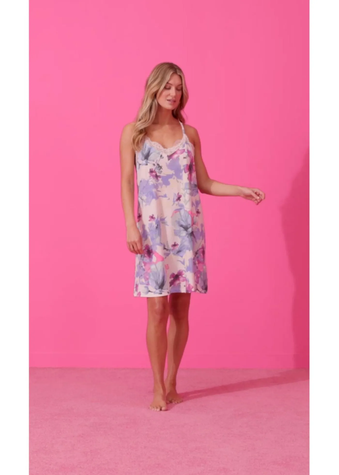 bonprix bonprix Camisón corto de suave mezcla de viscosa rosa claro con flores Online