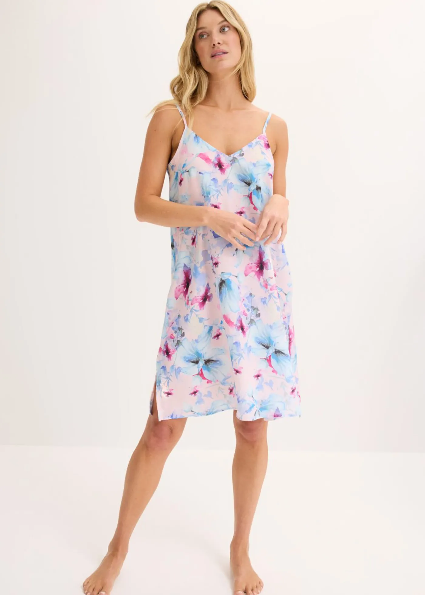 bonprix bonprix Camisón largo de satén brillante rosa claro con flores Clearance