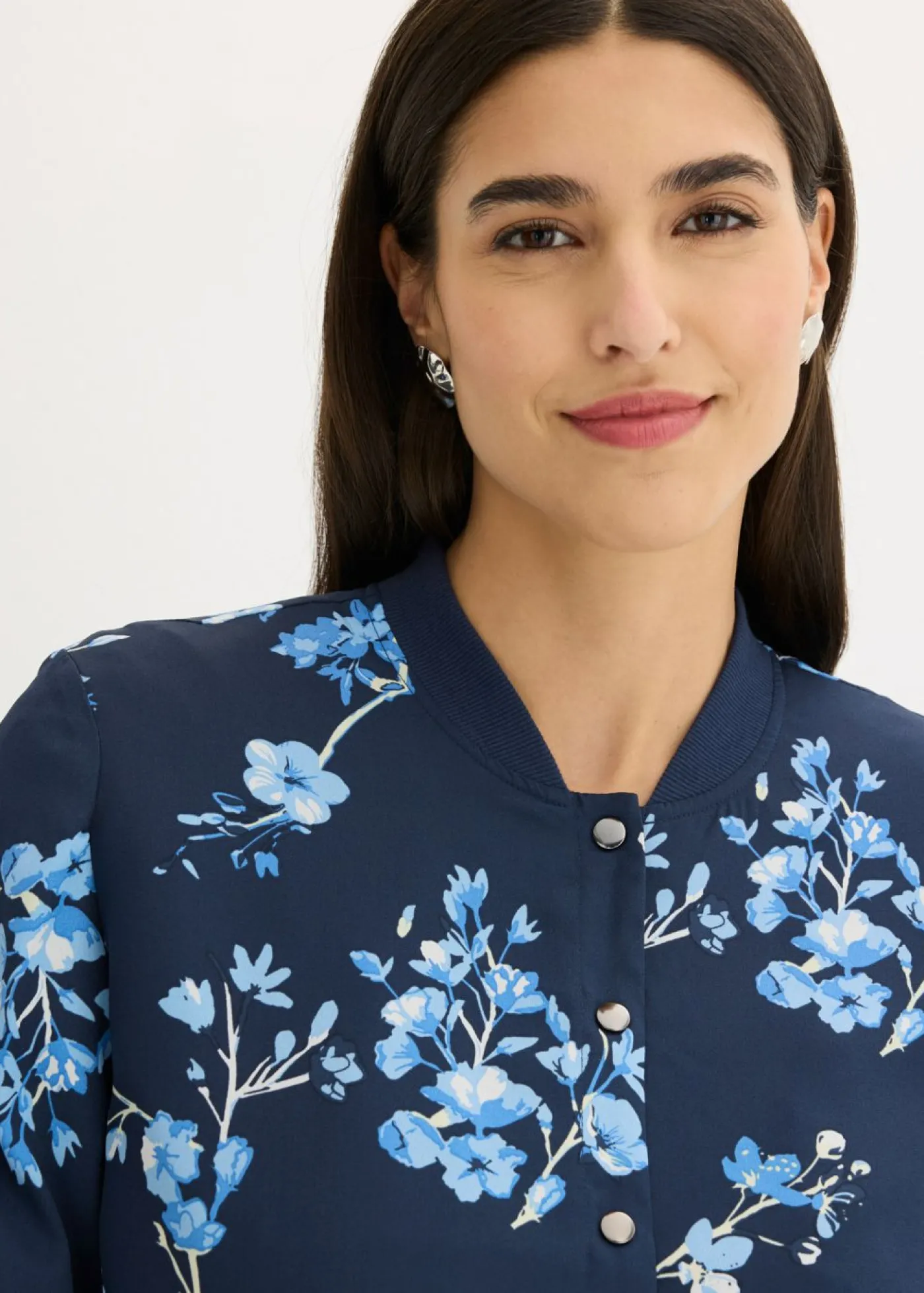 bonprix bonprix Cazadora corta Azul marino/azul claro de flores Sale