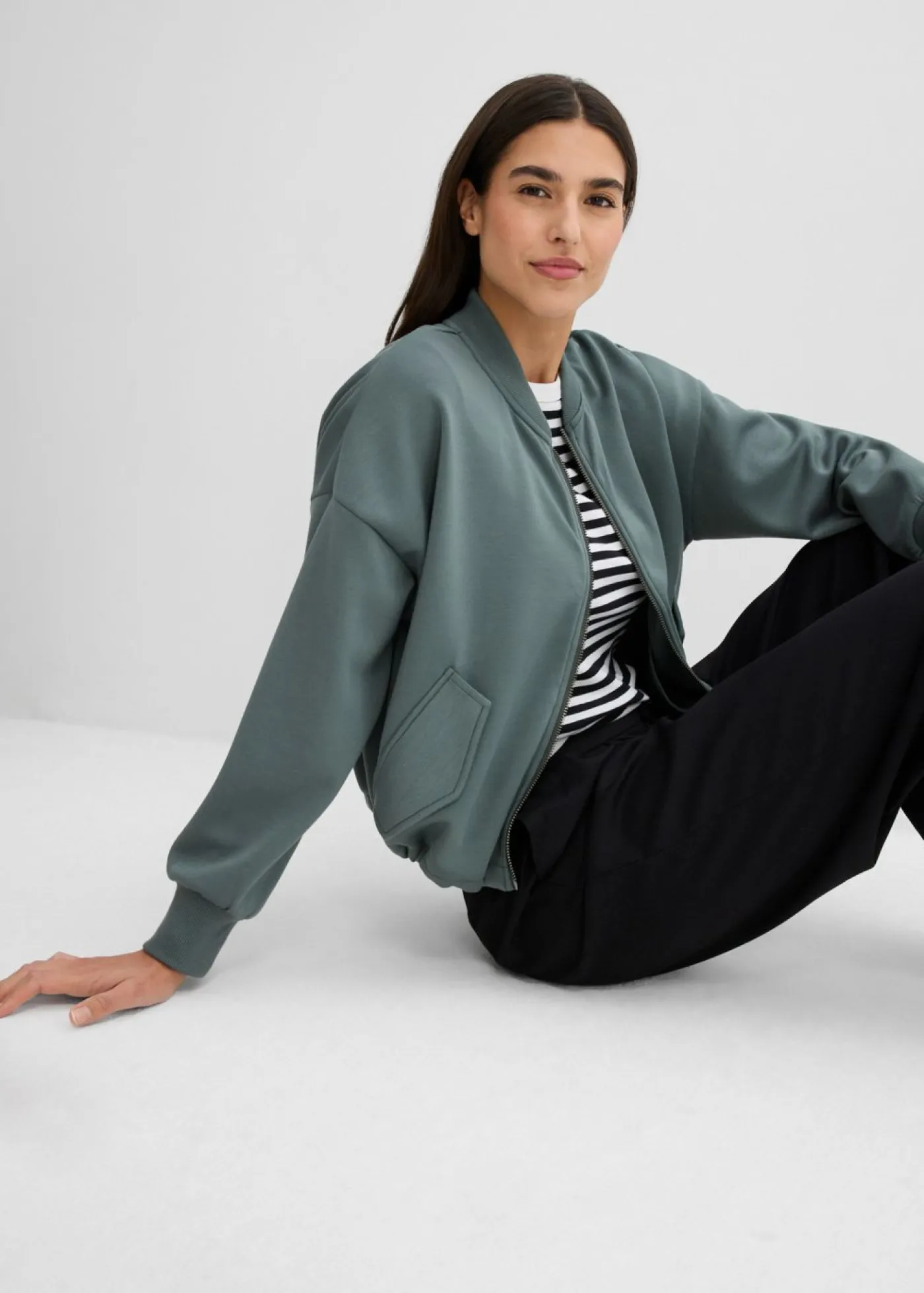 bonprix bonprix Cazadora oversize de neopreno de suave mezcla de viscosa Verde eucalipto Online