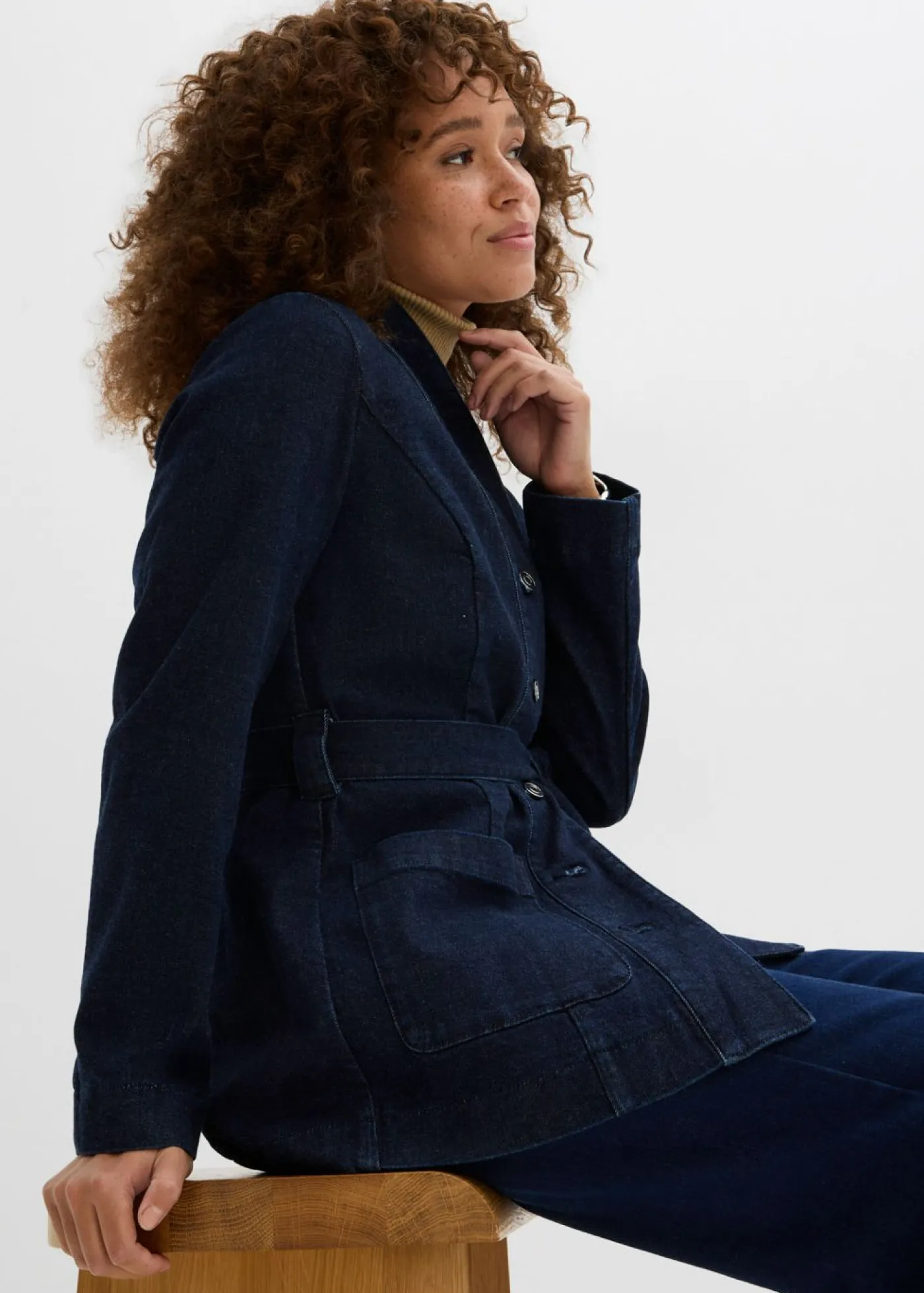 bonprix bonprix Cazadora vaquera de algodón con cinturón Azul oscuro denim Outlet
