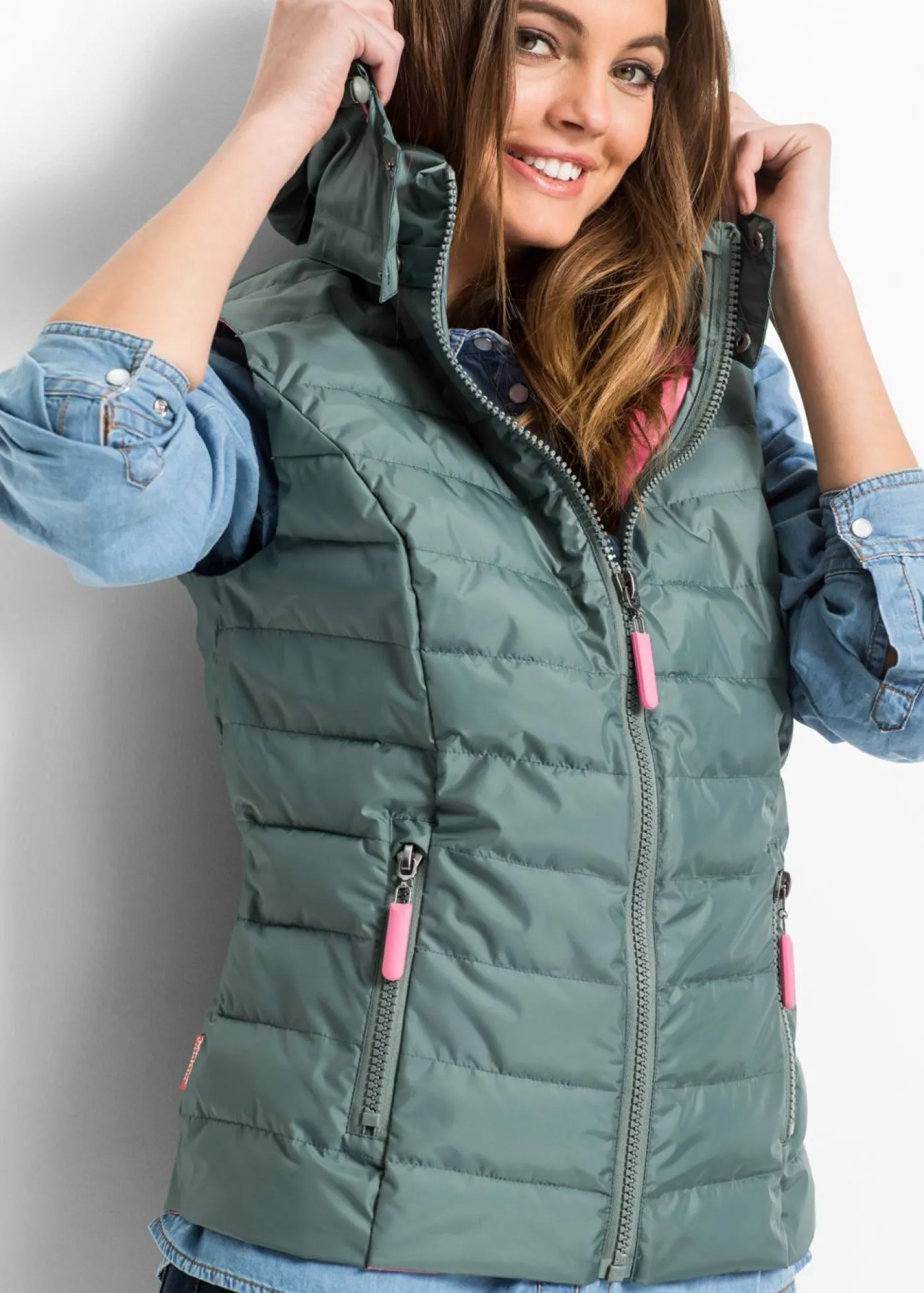 bonprix bonprix Chaleco acolchado con capucha Verde eucalipto-rosa Hot
