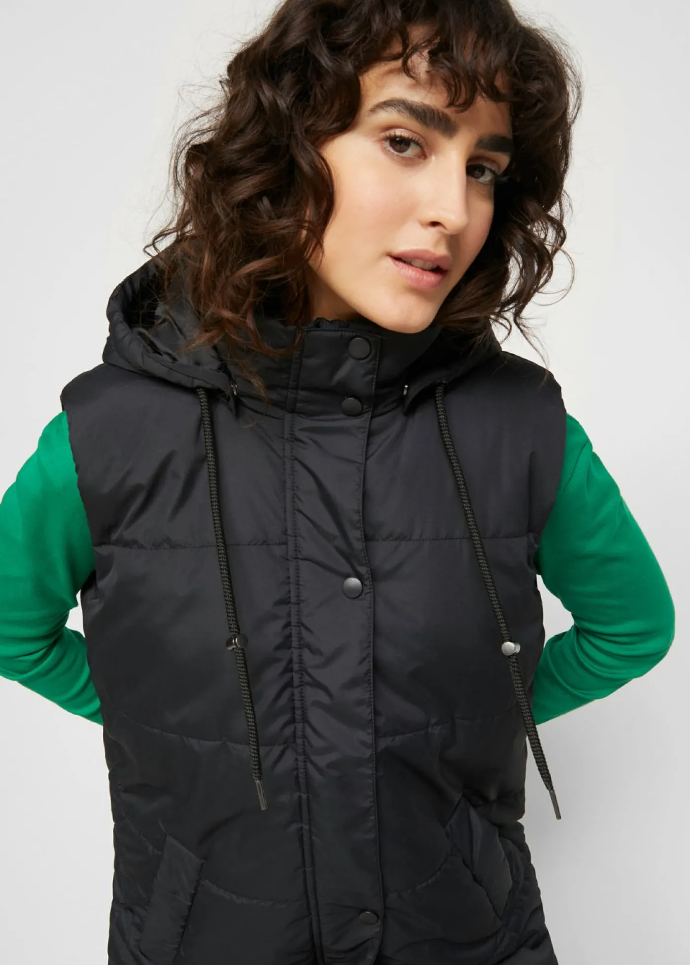 bonprix bonprix Chaleco largo acolchado con capucha y aberturas laterales Negro Outlet