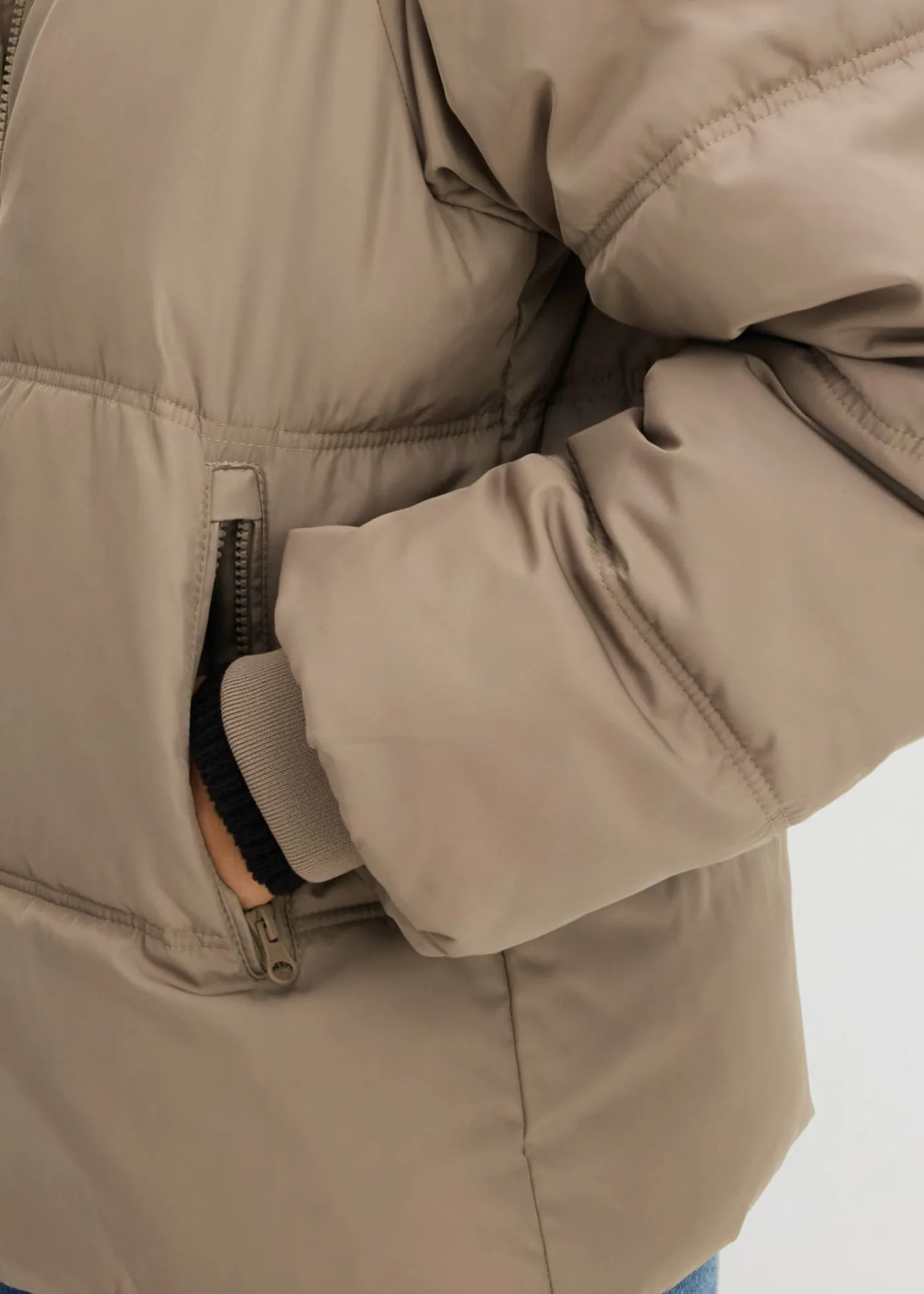 bonprix bonprix Chaqueta acolchada con corte holgado Verde oliva claro Sale