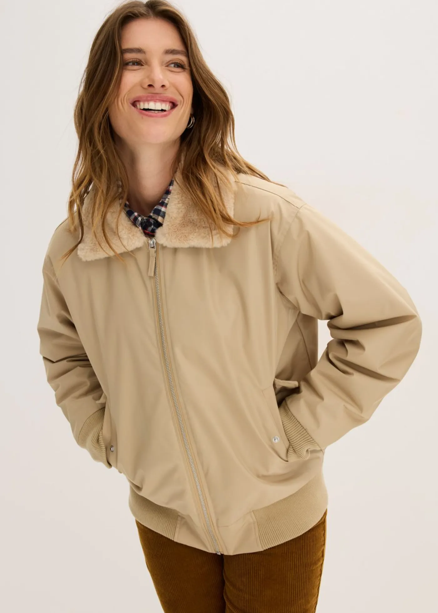 bonprix bonprix Chaqueta acolchada para exteriores Caqui claro Sale