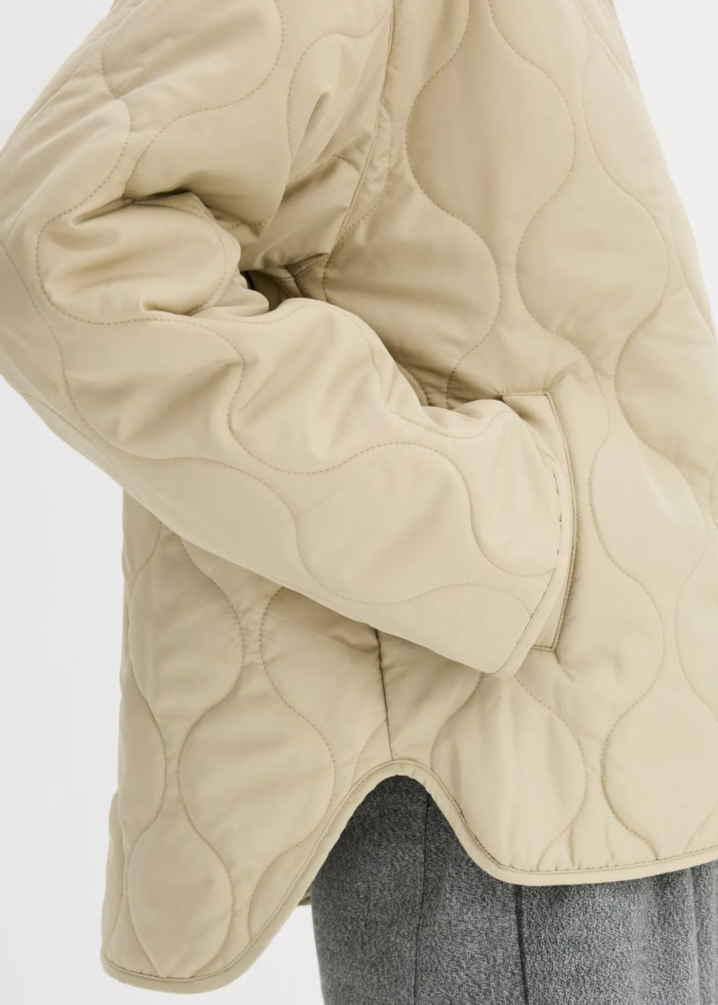 bonprix bonprix Chaqueta acolchada ultraligera con corte holgado Verde aceite Sale