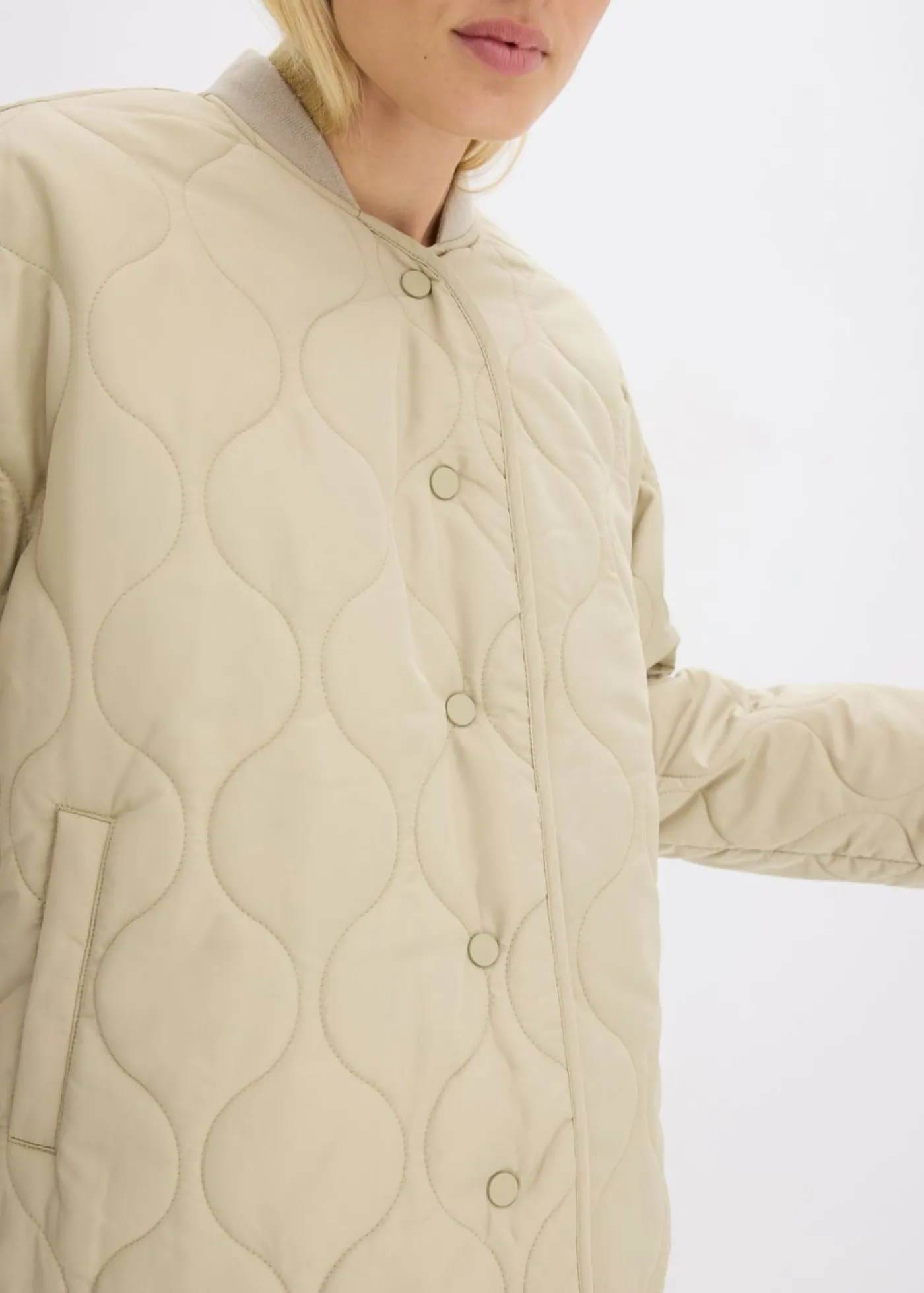 bonprix bonprix Chaqueta acolchada ultraligera con corte holgado Verde aceite Sale