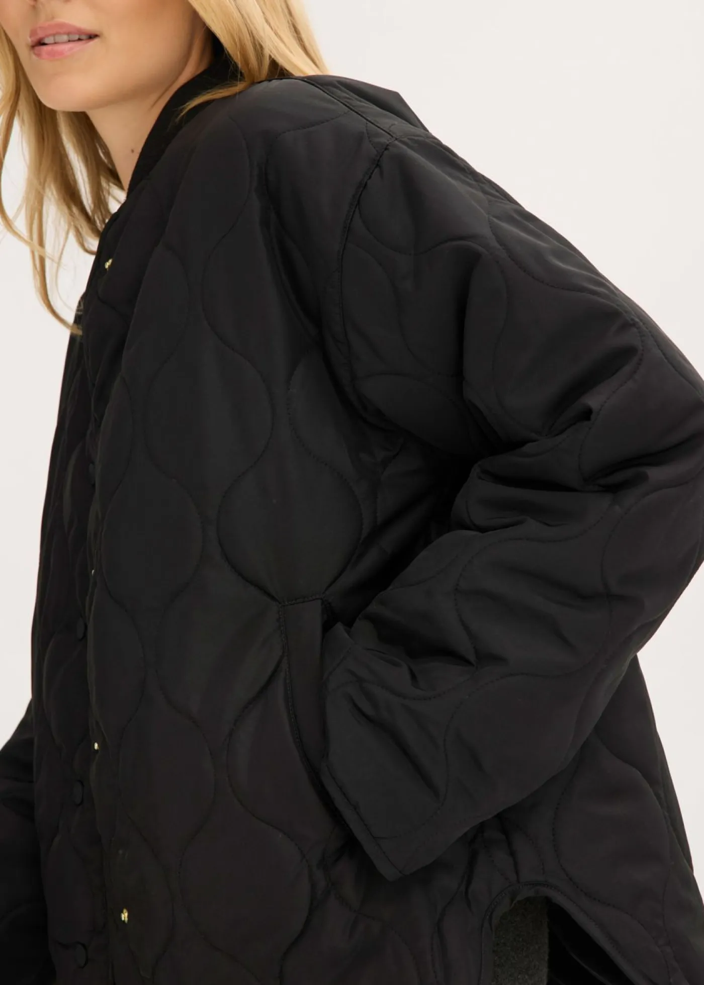 bonprix bonprix Chaqueta acolchada ultraligera con corte holgado Negro Best
