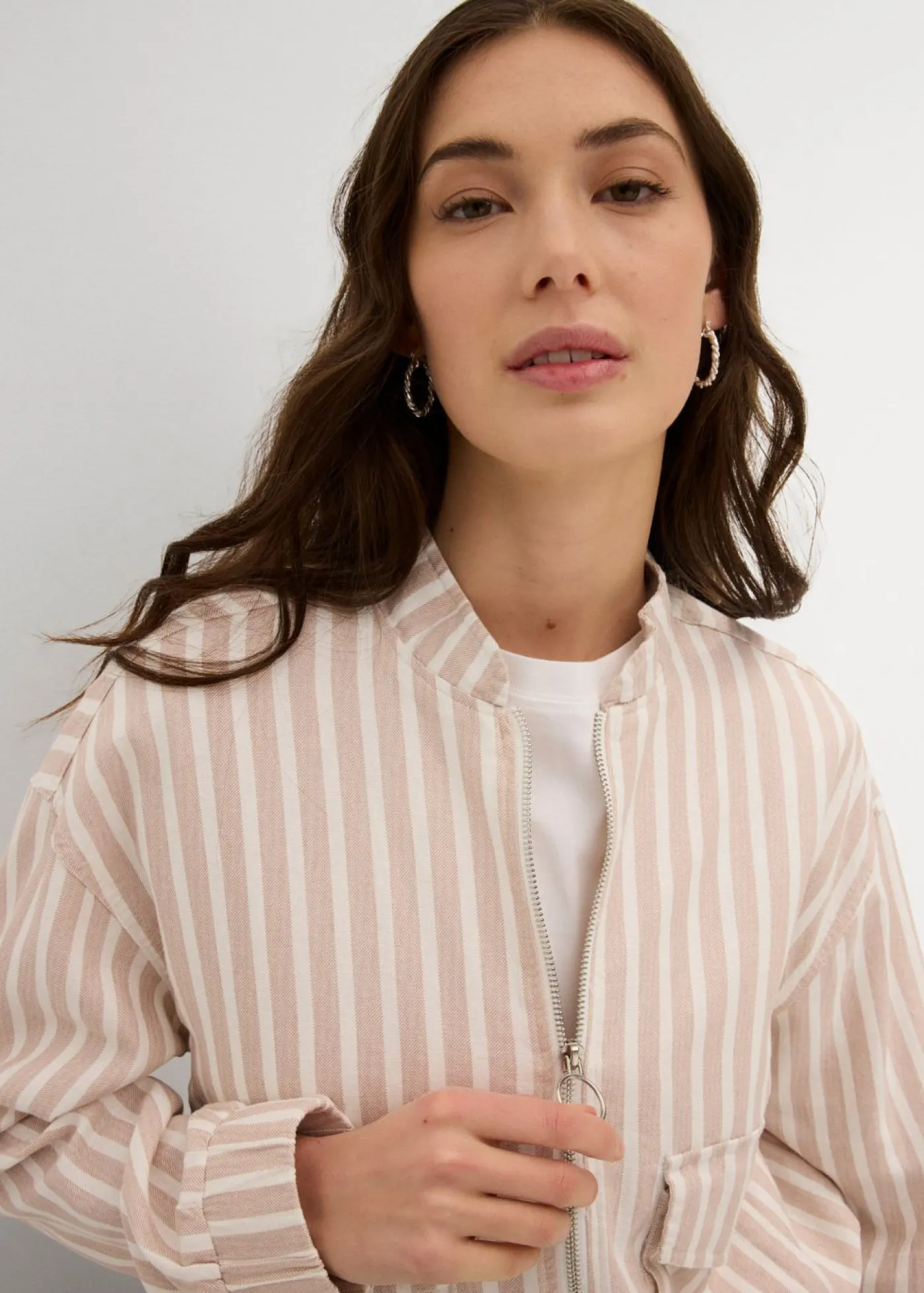 bonprix bonprix Chaqueta bomber con aspecto de lino beige almendra-blanco lana con rayas Outlet