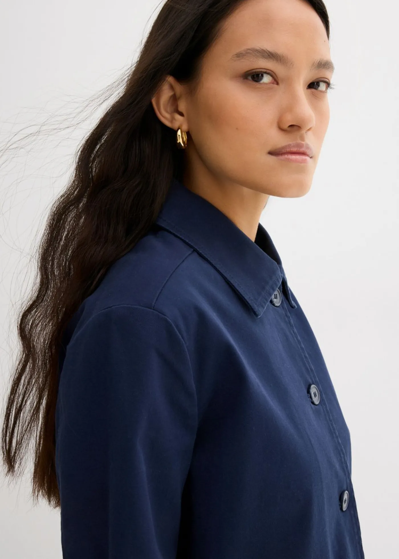 bonprix bonprix Chaqueta corta de entretiempo de mezcla de algodón orgánico elástico Azul marino New