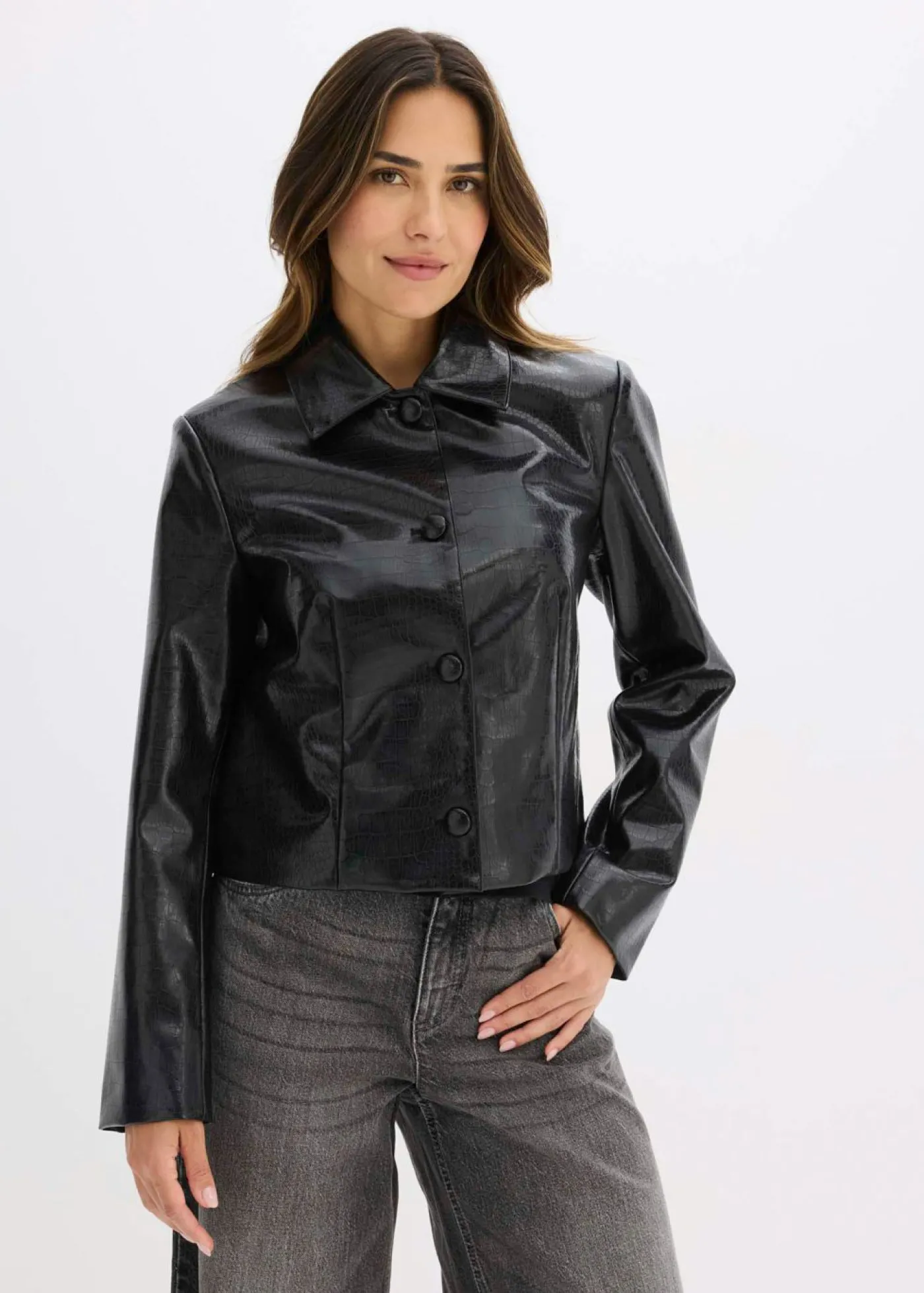 bonprix bonprix Chaqueta corta de piel sintética con acabado de cocodrilo brillante Negro Discount