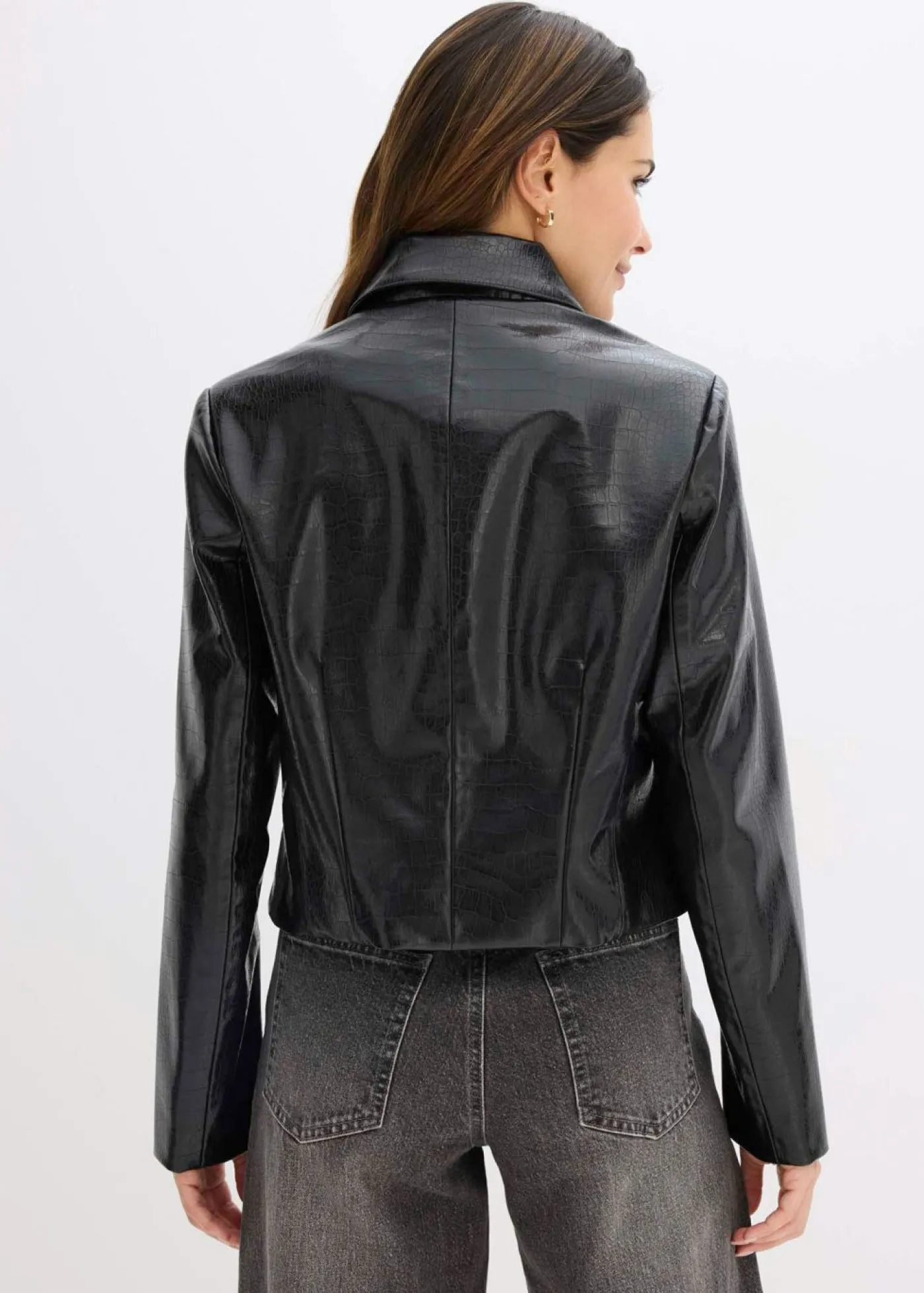 bonprix bonprix Chaqueta corta de piel sintética con acabado de cocodrilo brillante Negro Discount