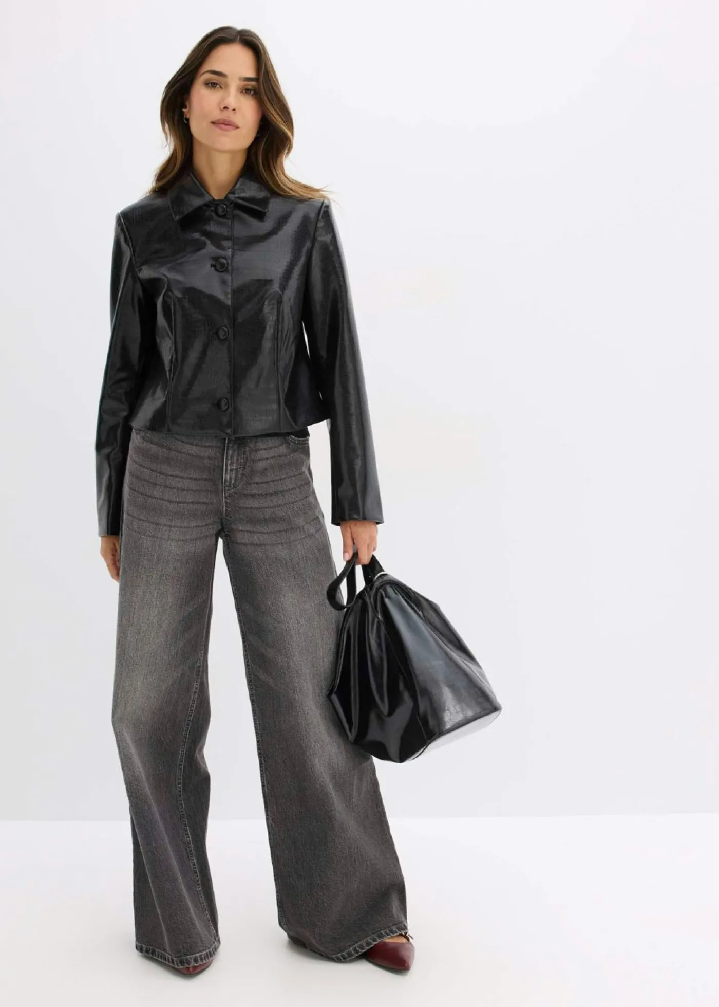 bonprix bonprix Chaqueta corta de piel sintética con acabado de cocodrilo brillante Negro Discount