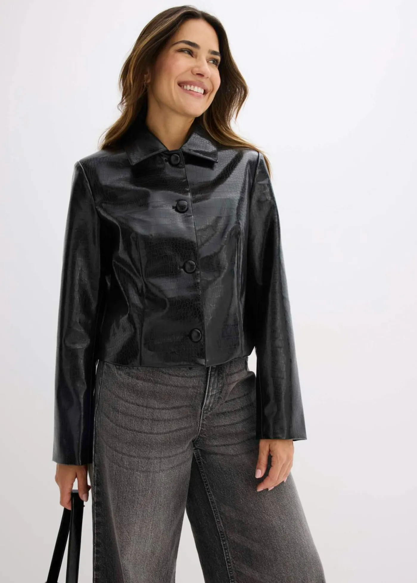 bonprix bonprix Chaqueta corta de piel sintética con acabado de cocodrilo brillante Negro Discount