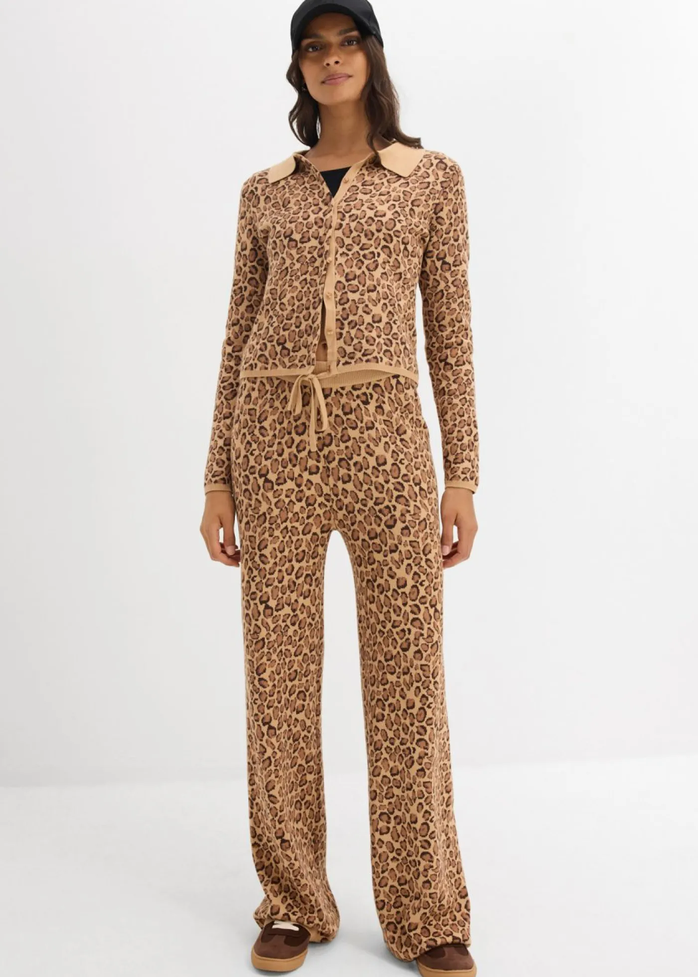 bonprix bonprix Chaqueta corta de punto fino estampado leo marrón oscuro Clearance