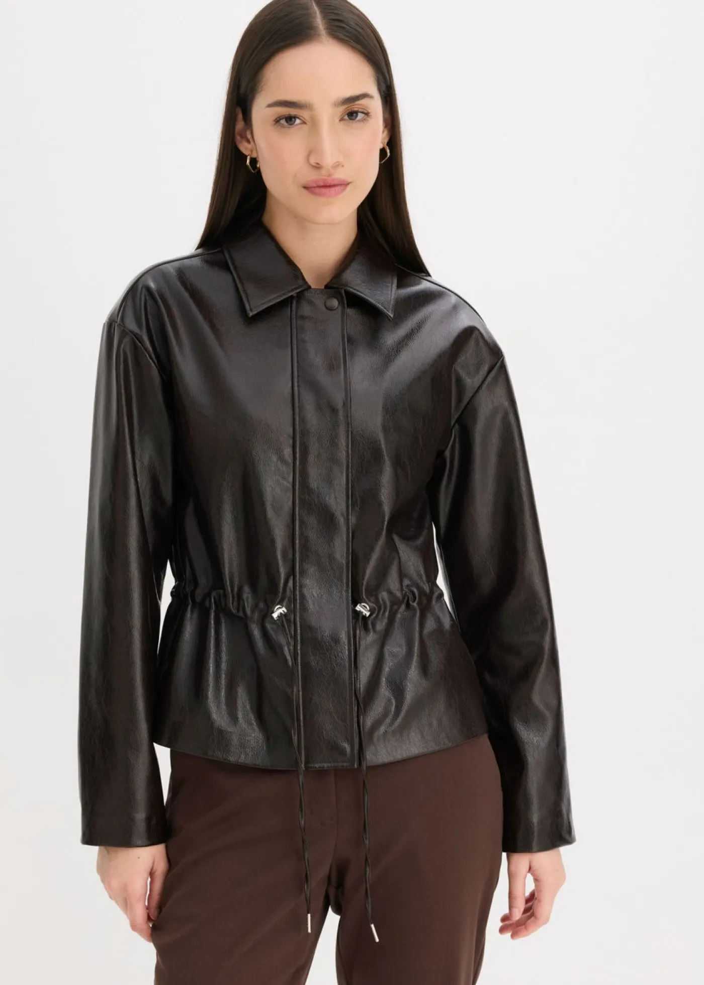 bonprix bonprix Chaqueta de charol sintético Marrón oscuro Online