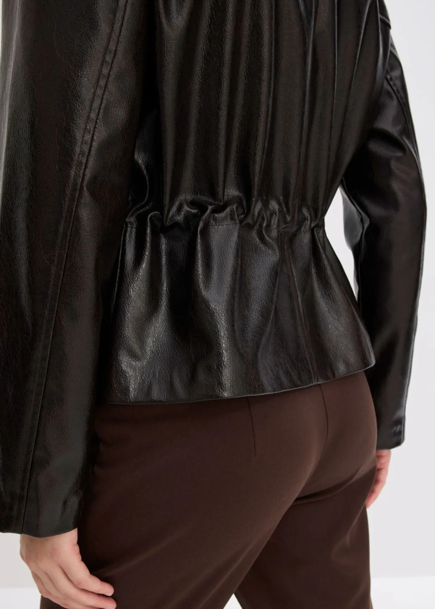 bonprix bonprix Chaqueta de charol sintético Marrón oscuro Online
