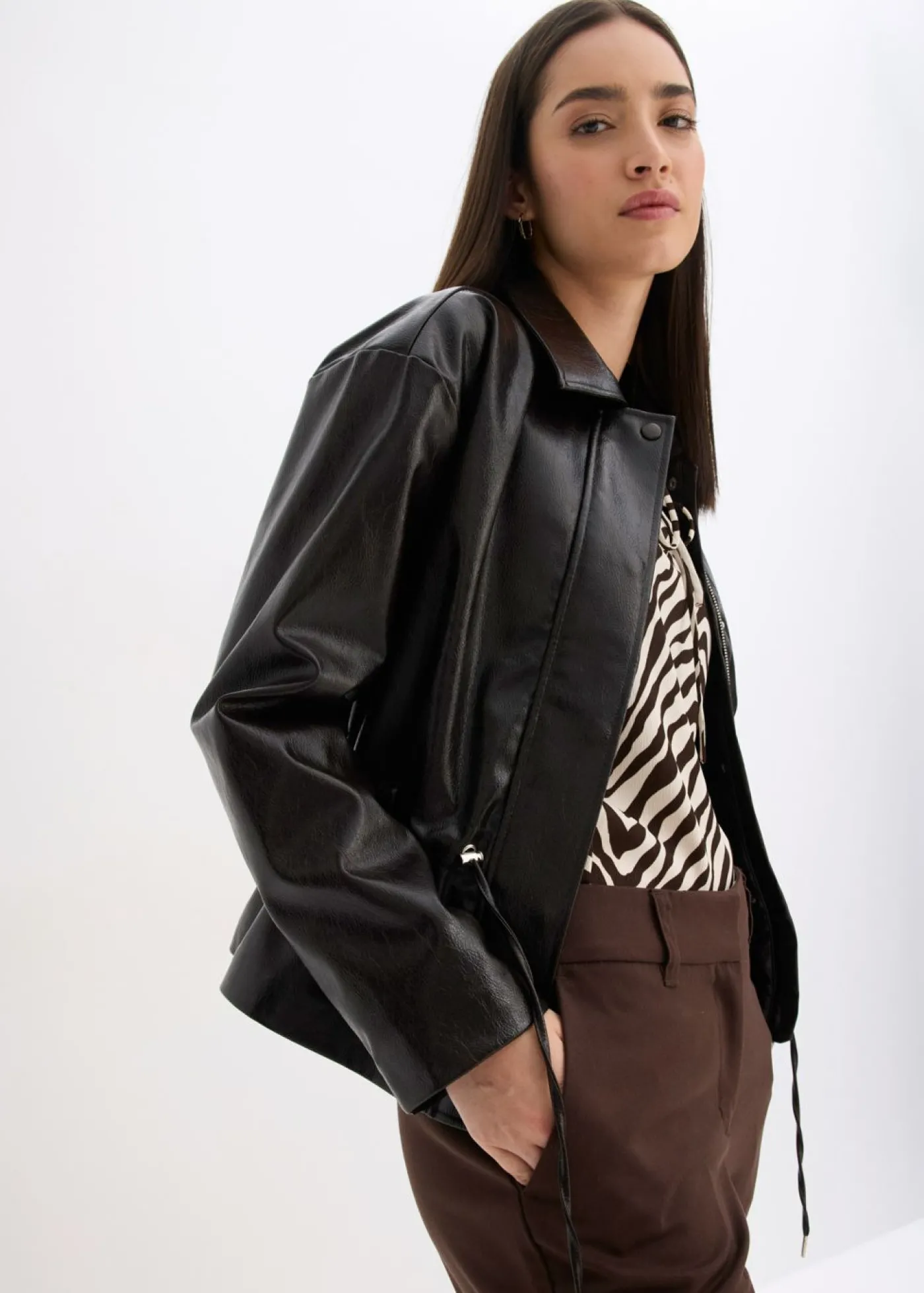 bonprix bonprix Chaqueta de charol sintético Marrón oscuro Online