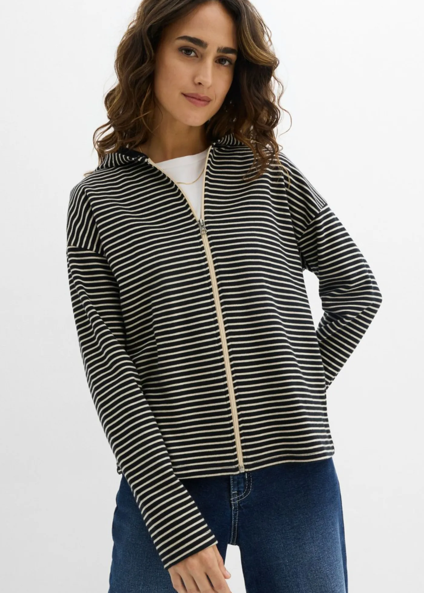 bonprix bonprix Chaqueta de chándal a rayas de mezcla de algodón negro-arena claro con rayas
